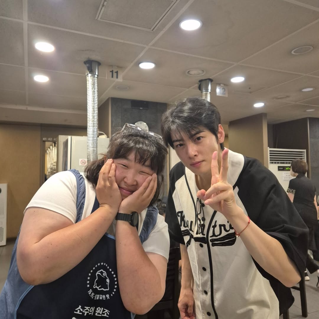 _aroha_honey_'s tweet photo. @yu.sanghee via Instagram,
She uploaded her photos with the cast of "The Wonderfools"❤️‍🔥🫶🏻✨
Eun Woo looking so gorgeous barefaced 🥹🤭🥰🫠
Is he even real?🥹

#차은우 #chaeunwoo #thewonderfools #eunwoo #netflixkorea https://t.co/bkx7SCwUYo