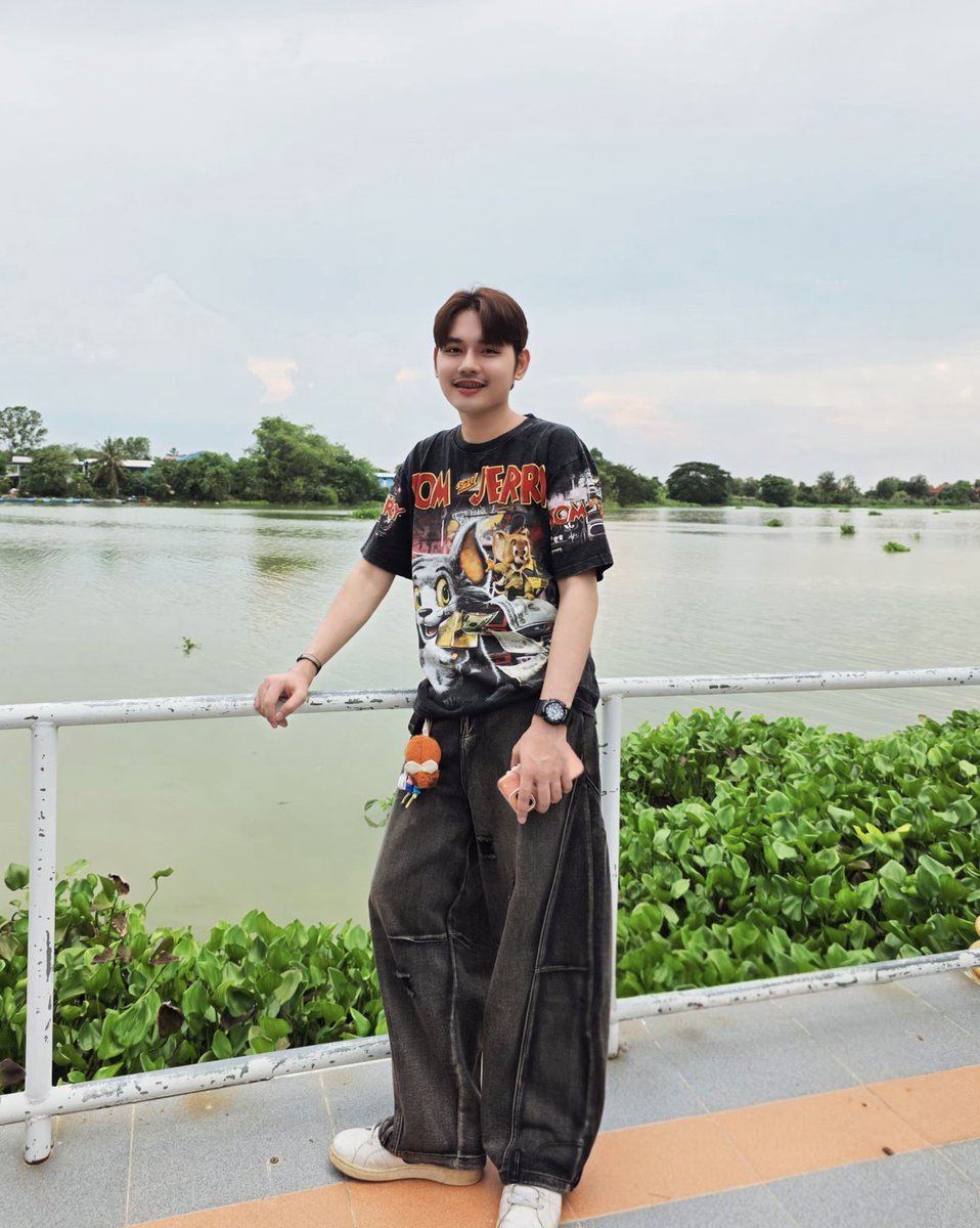Pondnipon2's tweet photo. ถ้าเธอคิดอะไรไม่ออก ก็ลองคิดถึงเราดู 😍 #แคปชั่นอ่อย https://t.co/flEVs3dHov