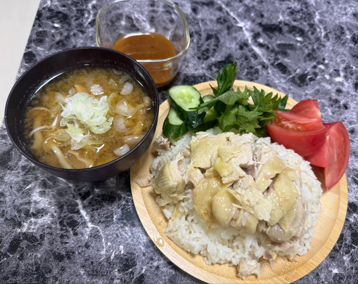 omae3000's tweet photo. カオマンガイ作ったよ！
パクチー売ってなかったから大葉を添えてみた！
意外に美味い😋
これは手軽でいいね！ https://t.co/k2PSeKrCwM