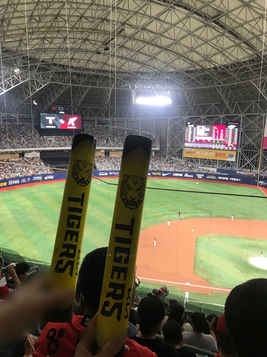 onrewant's tweet photo. 호통이 대신 빼빼로 들고 응원할때마다 점수 딴 거 잇지 ❤️❤️❤️❤️❤️ 신나서 자꾸 부러뜨림 🤣 https://t.co/aOIdngQMHo