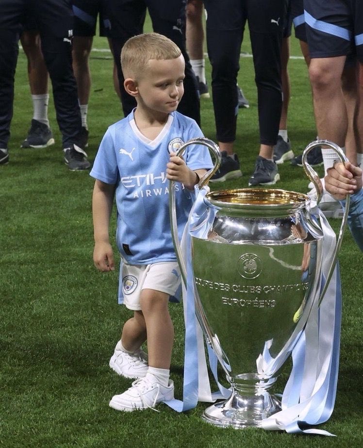 WorldF47's tweet photo. You must not forget:

Ronnie Foden: 1 Champions.
London Red Team: 0 Champions. https://t.co/IHO48eQuPQ