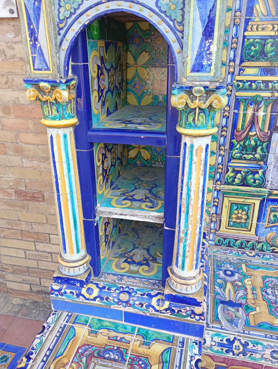 Papelerasevilla's tweet photo. Más de la Plaza de España. Catálogo dedicado a la decadencia de una joya arquitectónica. @Ayto_Sevilla 
Hagan algo, esto va a llegar a un punto inasumible. Esta mañana estaba llena de turistas (ok a eso) pero nadie controla lo que puede hacérsele al propio monumento. https://t.co/ylBEbjJplB