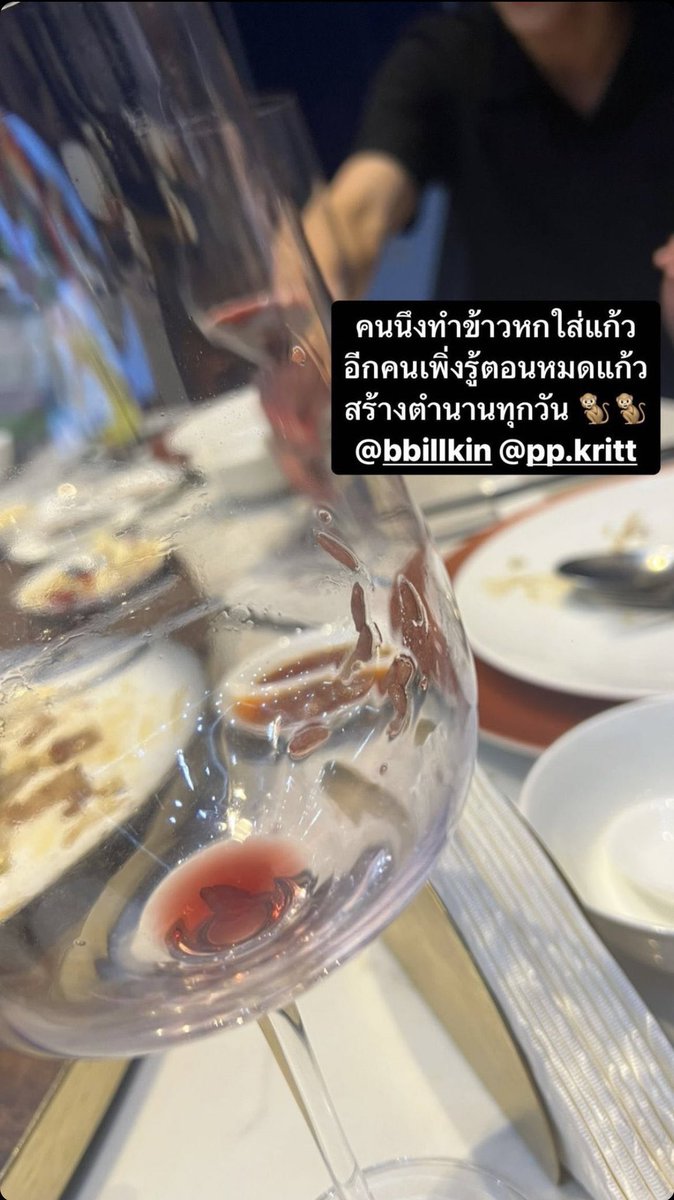 sunlop's tweet photo. คุณคิดว่าใครเป็นคนทำข้าวหกใส่แก้ว

กด 1 น้องพี
กด 2 พี่กิ้น https://t.co/482KADvMUy