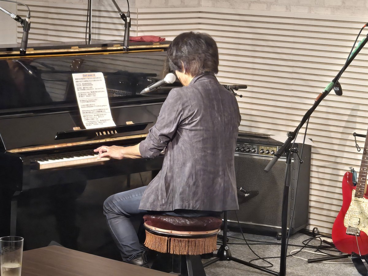MilkyEffect's tweet photo. 二部ももちろん、ピアノもあります
アップライト・ピアノの特性上、背中を向けてますとのMC
そんな貴重なひとこまが見れるのもライブの醍醐味のひとつかもしれませんね！ https://t.co/1ZEEEG0Dzq