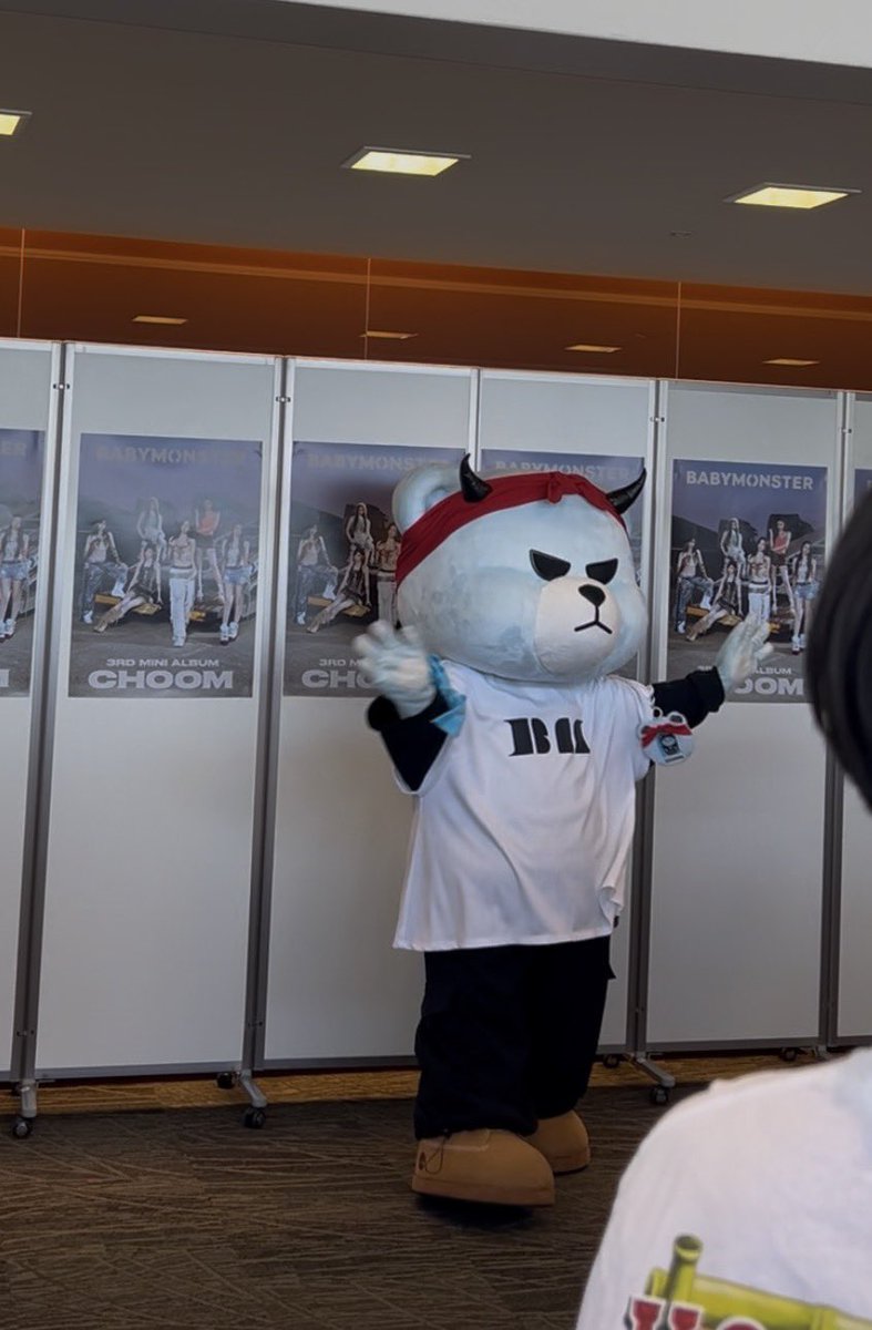 yn__ll28's tweet photo. ファンレターならぬラブレターしっかり渡してきた！💌

安定に可愛くて質問も精一杯考えて答えてくれて幸せだった💫

剥がしもそこまで早くなくてたくさんお話しできたの幸

#babymonster #オフイベ https://t.co/YR9CUH2q6X