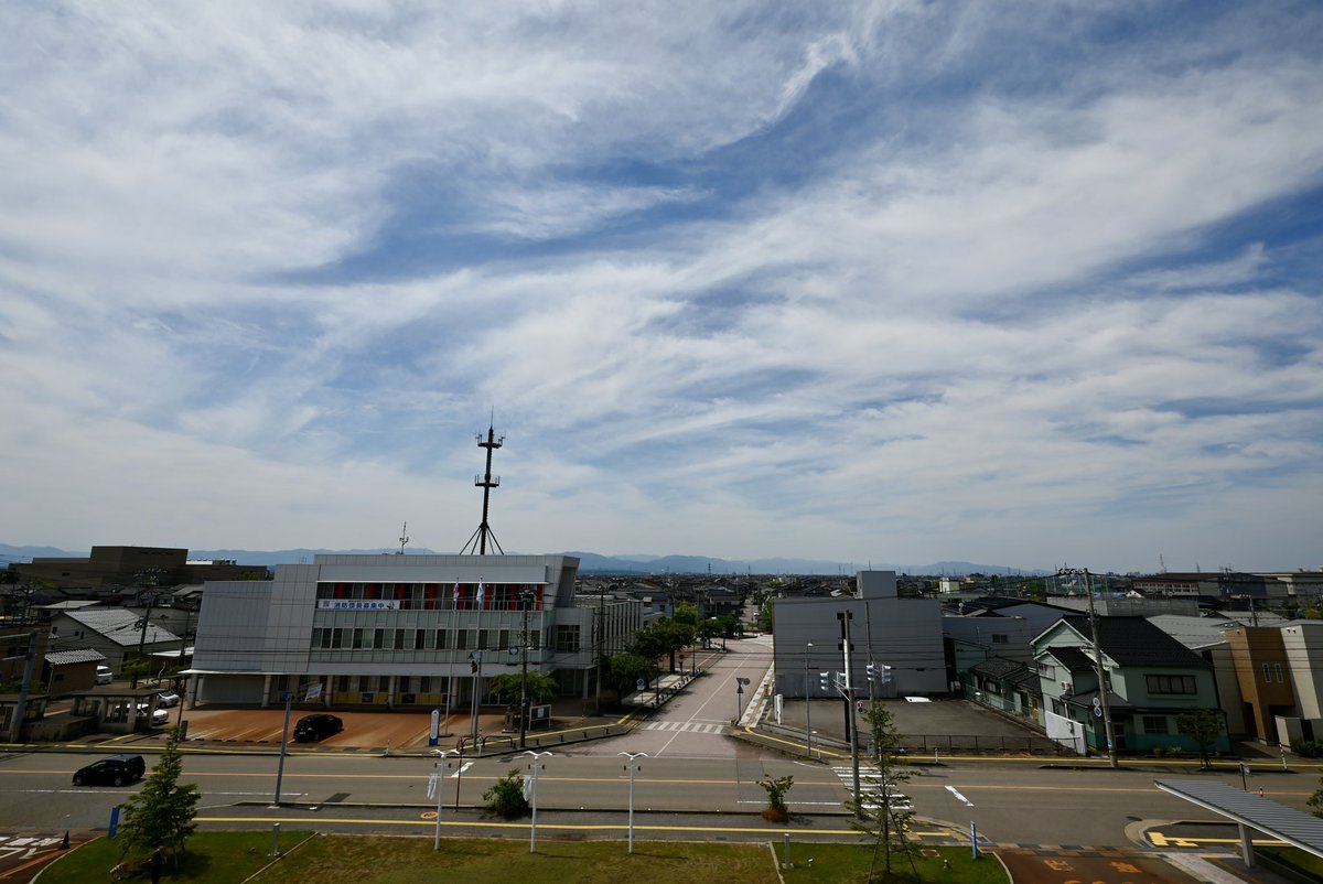 towerup_tw's tweet photo. クロスベイ新湊 屋上テラスに行ってきた。
高さはないけど周囲にも高い建物はないから海と山に囲まれた街が見渡せる。 https://t.co/eMwpBGPxUb