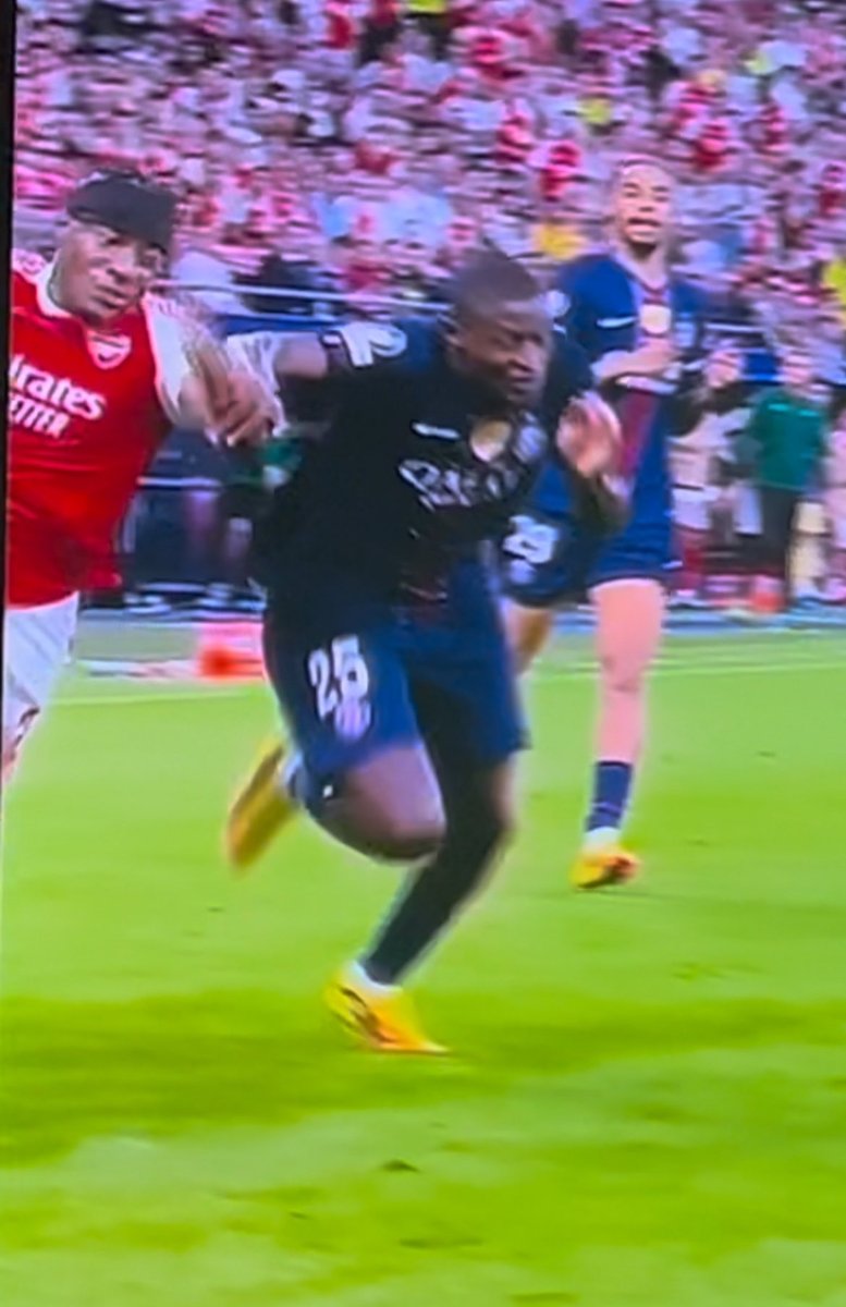 graefe_manuel's tweet photo. Hier noch mal der Beleg, dass der PSG Spieler zuerst hält und der Arsenal Spieler es danach nur annimmt, weil er durch das Halten incl ersten Arm einklemmen vom PSG Spieler nicht seinen Positionsvorteil nicht verlieren will und dann kommt der Treffer von hinten in die Beine …🤷‍♂️
Man muss Arsenal nicht mögen & PSG hat verdient gewonnen, aber live Eindruck deckt sich mit Bildern… 
Erstes Halten vom PSG beginnt außerhalb, aber hält an&Treffer mit dem Knie von hinten in die Beine auf der Linie bzw. knapp innerhalb ist bei dem Tempo in Gänze klarer Elfer … wenn Arsenal Spieler zuerst halten würde, wäre es anders, ist es aber nicht…