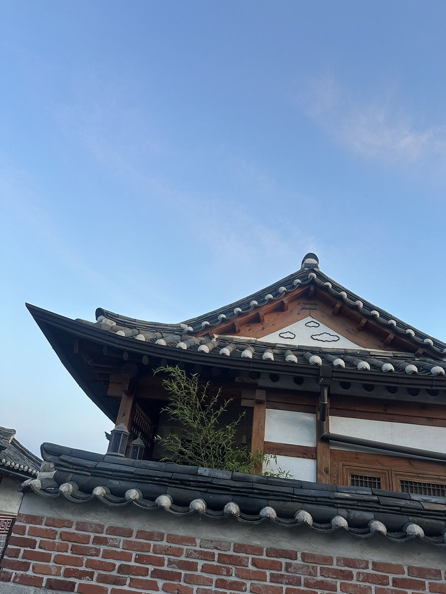 dakiberry's tweet photo. 상해 살 때는 기차역이나 공항에 적힌 上海글자만 봐도 집에 도착한 것 같고 설레어왔는데 서울에선 한강을 여러번 봐도 서울.. 차가운 씹쌔끼들의 도시.. 이런 느낌인데 한옥 보면 우리집에 왔구나 싶고 좋아. https://t.co/c3DdTCkrq1