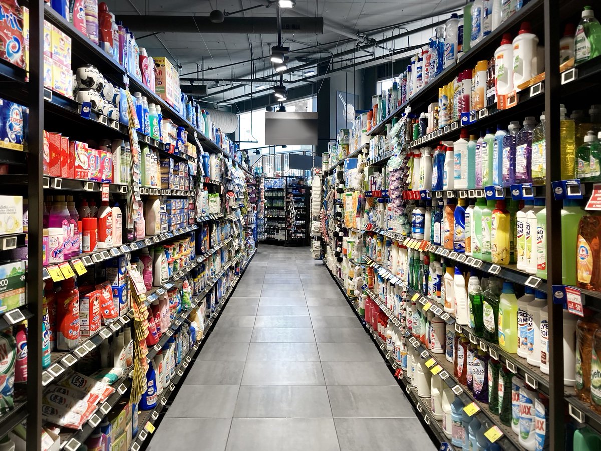 whatsontheshel1's tweet photo. Supermarket shelves full  of colors, bottles and labels, between organized chaos and modern art.

https://t.co/RvgcIvPrkt

#Supermarket #RetailDesign #Laundry #Aisle #Detergent #EverydayAesthetic #RetailPhotography #Cif #Ajax #Bref #Vanish #Lenor #Persil #Finish #Somat #Domestos https://t.co/0iO83WwPnU