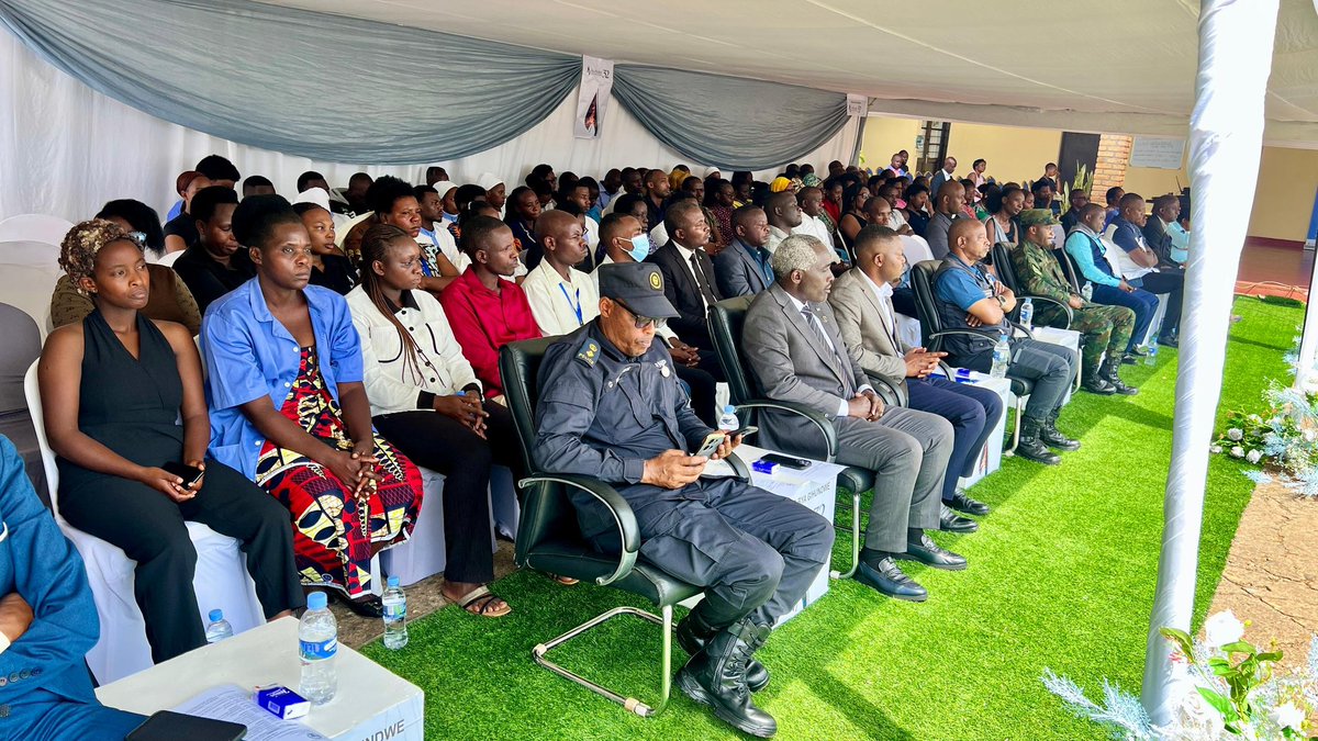 RusiziDistrict's tweet photo. Mu bikorwa by'iminsi 100 yo
#Kwibuka32 Jenoside yakorewe Abatutsi mu 1994,none ubuyobozi bw’Akarere bwifatanyije n'Ibitaro bya #Gihundwe n'ibigo
nderabuzima bireberera  #kwibuka32 by'umwihariko abakozi n'abaganga bazize #Jenoside yakorewe abatutsi mu 1994. #Twibuketwiyubaka. https://t.co/PRDfmC8eoZ