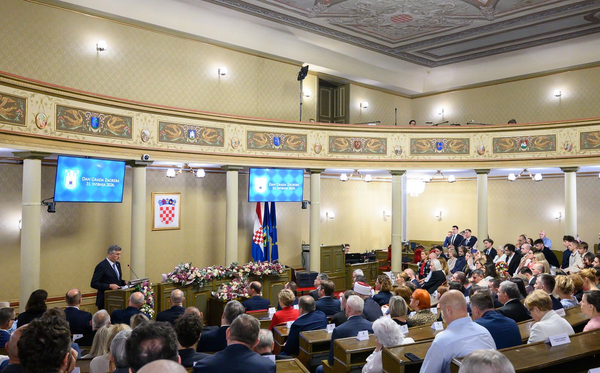 AndrejPlenkovic's tweet photo. Čestitam Dan Grada Zagreba i blagdan Majke Božje od Kamenitih vrata, zaštitnice našeg grada!

#Zagreb je prioritet @VladaRH ✅ u proteklih deset godina pomažemo razvoju 🇭🇷 glavnog grada, pokretaču našeg gospodarstva.

Dodatno smo osnažili Zagreb:
✅reformom financiranja lokalne samouprave prihodi Zagreba rasli su za 125% u odnosu na 2017.
✅realiziramo projekte obrazovne, zdravstvene, prometne i komunalne infrastrukture.

Za obnovu nakon potresa osigurali smo 2,9 milijardi €:
✅podižemo kvalitetu zdravstvene skrbi ➡️ potpuno novi KBC Zagreb i bolnica u Vinogradskoj, obnovljena klinika u Petrovoj, bolnica na Jordanovcu i KB Merkur, kao i nova i proširena klinika Fran Mihaljević, a izgradit ćemo, uz obnavljanje Klaićeve, novu dječju bolnicu u Blatu
✅obnavljamo i gradimo vrtiće, škole i fakultete ➡️ obrazovna infrastruktura bit će novo lice obrazovnog sustava Zagreba
✅gotovo 500 milijuna € uložili smo u kulturnu i sakralnu baštinu ➡️ zahtjevna obnova Zagrebačke katedrale i nova druga scena @HNKZgb – HNK2

➡️Sredstvima iz #ITU mehanizma podržavamo projekt Paromlin.
➡️Riješili smo imovinsko-pravne i financijske aspekte izgradnje novog stadiona na Maksimiru, a raduje nas i napredak radova na stadionu u Kranjčevićevoj.

U vremenu jačanja 🇭🇷 gospodarstva, Zagreb bilježi svega 6.500 nezaposlenih, što je potvrda pulsirajućeg tržišta rada, a prosječna neto plaća iznosi više od 1.700 €.

Premda nismo uvijek na istim političkim pozicijama, surađivat ćemo i razvijati #Zagreb!