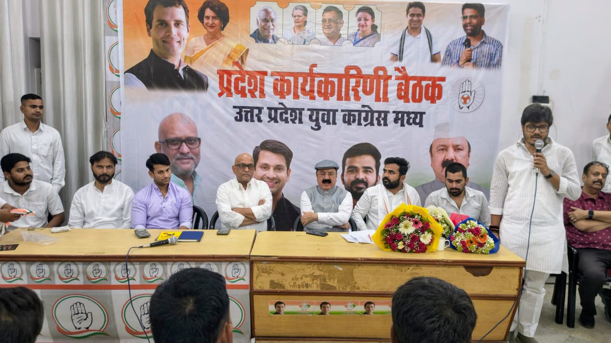 INCUttarPradesh's tweet photo. आज प्रदेश कांग्रेस मुख्यालय, लखनऊ में उत्तर प्रदेश युवा कांग्रेस (मध्य) के तत्वाधान में प्रदेश कार्यकारिणी की एक अत्यंत महत्वपूर्ण और सफल बैठक संपन्न हुई। 

इस बैठक को मुख्य रूप से संबोधित करते हुए उत्तर प्रदेश कांग्रेस कमेटी के अध्यक्ष श्री अजय राय (@kashikirai) जी ने युवाओं को संगठन की रीढ़ बताते हुए उन्हें जमीनी स्तर पर जनता की आवाज बनने और कांग्रेस की न्यायकारी नीतियों को घर-घर तक पहुंचाने के लिए प्रेरित किया। 

इसी क्रम में बैठक के दौरान मा. सांसद श्री किशोरी लाल शर्मा (@KLSharmaINC) जी ने भी अपनी गरिमामयी उपस्थिति से युवाओं का मार्गदर्शन किया और तानाशाही ताकतों के खिलाफ एकजुट होकर संघर्ष करने का मंत्र दिया। 

इस बैठक में मध्य जोन के सभी पदाधिकारियों और कार्यकर्ताओं ने अपनी सक्रिय भागीदारी दर्ज कराई और आगामी समय में पूरी ताकत से मैदान में उतरने का संकल्प लिया।