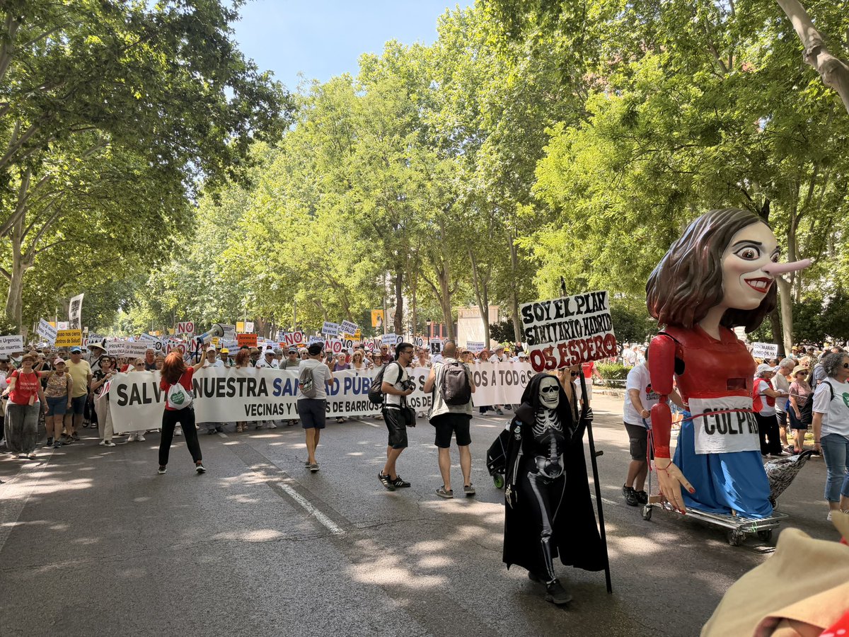 FADSPU's tweet photo. 🗣️Gritando “Sanidad Pública”.

Cientos de miles de personas salimos a las calles de Madrid denunciando recortes, deteriororo, desmantelamiento y privatización de la Sanidad Pública madrileña.

🔐Blindemos lo que es nuestro.

@IdiazAyuso basta de hacer negocio con nuestra salud‼️ https://t.co/pkClkRAwPl