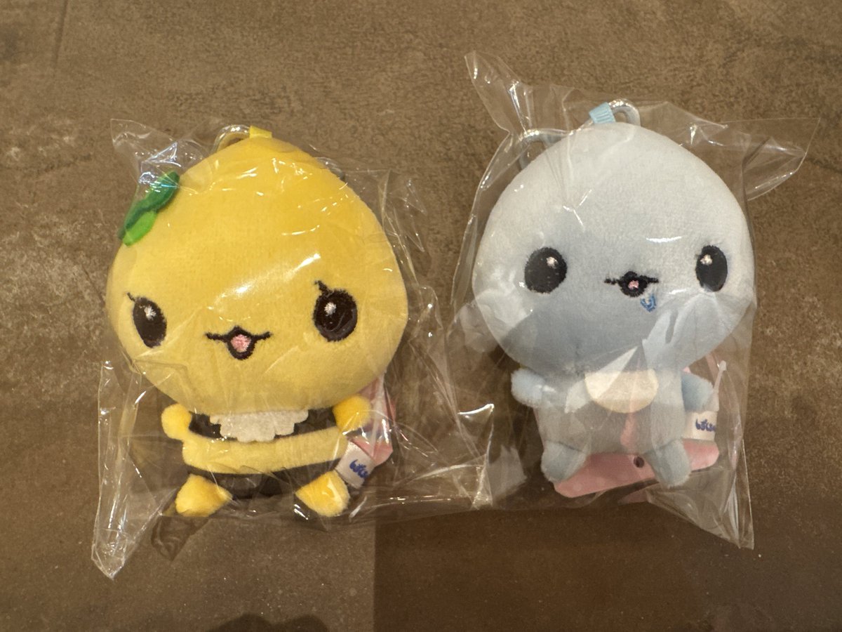 batumarukun41's tweet photo. 今日しずくちゃんのpopupへ行ってきた🥹💕全部可愛くて買うの迷って迷って厳選した>< ハニーちゃんのクローバーが可愛くてついつい🍀 ボンドロもかなり在庫があってゆっくり選んで買えて幸せな空間でした💧 それにまさかのコジコジのボンドロも！普通にボンドロ売られてるの見るの何年ぶりだろうか.. https://t.co/iuUXk1Obl5
