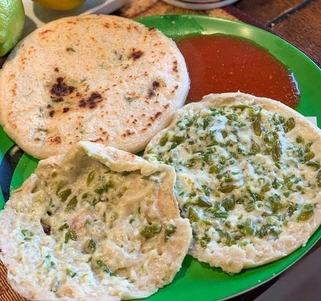 AntonioGon2315's tweet photo. Domingo que se respeta arranca con el Olimpo de los desayunos. Si no son de queso con loroco y no se desbordan así, no quiero nada. 🤤🫓
Un café bien caliente al lado y la vida ya está resuelta. Buen provecho. ☕✨
#Pupusas #Loroco #DesayunoTradicional #Foodie #Gastronomia #Panamá #sibar