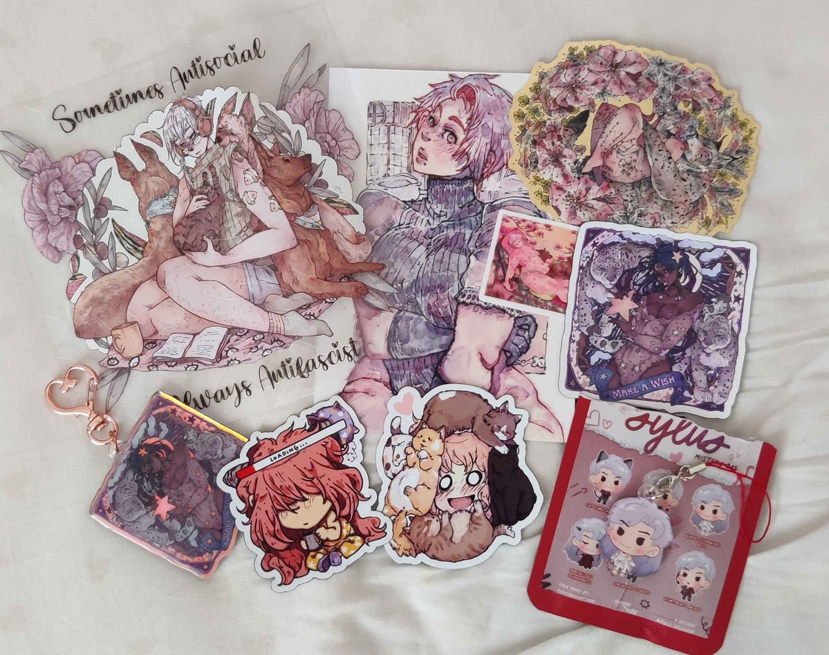 JandyChris's tweet photo. @/cafebunstudio (Insta)
Haikyuu Dinner - sunna.illustration (insta)
Sylus <3 - @Purpurnight 
Brushbuddy 👀❣️- vlody_mary (insta)
Sticker + HowlxSophie Charm - Tortellino_Art (Insta)
Evoli Evolution Bookmarks - ChizuruLeech (Insta)
mitsuko_swan https://t.co/HMwgdMQo4E