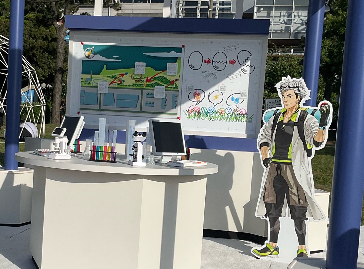 maumaumause's tweet photo. ポケモンGOフェスの会場でやり残しちゃったんだけど、ウィロー博士の研究室？みたいな所でホワイトボードのメモ書きをちゃんと撮らなかった事。
ワイのホームグラウンドのディズニーパークだともれなく撮って設定とか確認してるのに、気持ちが焦ってたかなあ…
#pokemonGO https://t.co/I0GLF7BIuE