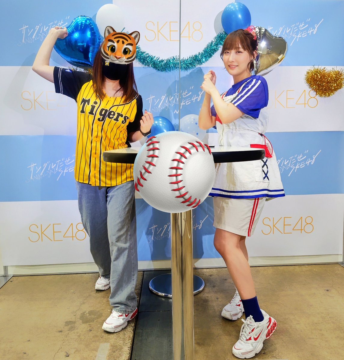 ya_24kai2's tweet photo. 【#鎌田菜月】

🐚さぁ楽しい野球の時間です。知っている野球のポーズをしてください
🌜️野球?!
🐚うん、野球
　📷️
🐚ZOZOマリンに阪神を観に行ってくるね
🌜️勝つといいね
🐚勝つんです！

バットの持ち方ができている鎌田さん。この日は勝ちました🐯
#現地でツーショット撮影会 #阪神タイガース https://t.co/Yxs7E5Qw2g