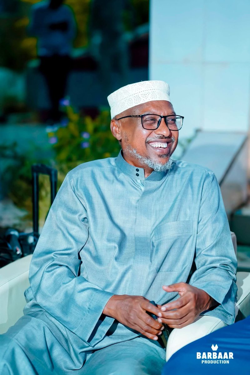 FahadBinYasin's tweet photo. Cadaaladda iyo inshaxa waxay ku jirtaa in la dhawro waxay ay diintu dhawrto ee aan nacayb shakhsi ah dartiis xuduudaha looga gudbin. 

Culimada ay ka mid yihiin Sheekh Umal iyo Sheekh Mustafa waajibkooda way guteen. 

Sheekh Maxamed Idiris, waa wadaad caan ku ah diinta, laakiin qofka uu dantiisa shakhsiga ah ka waayo magac culimanimo kula dirira, kan uu dantiisa ka helana ku difaaca isla magaca diimeed. 

Waxaan wadaadka ku oran lahaa, waad is og tahay sababta aad u difaacayso qolyaha ku dhaqaaqay talaabooyinka gurracan ee uusan Islaamku ogolayan.

Sheekhoow, Ilaahay ka cabso oo iska dhaaf shaatiga diinta ee aad u adeegsanayso danahaaga gaarka ah ama aad ugu hiilineyso gardarrada.  

قال تعالى. ( وَلَا تَكُنْ لِلْخَائِنِينَ خَصِيمًا).