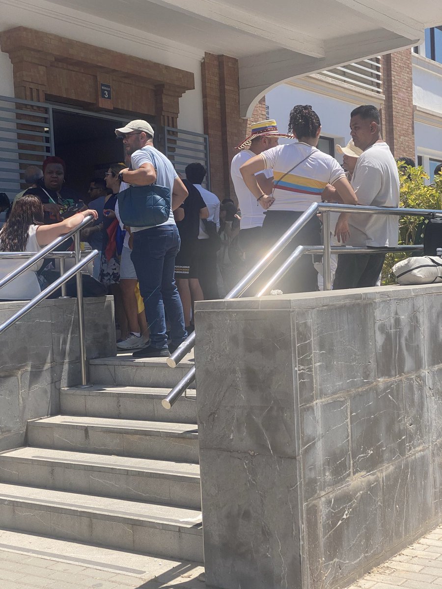 linamaria0423's tweet photo. @EstamosConIvan Mesa 4 de malaga verificar porque están haciendo campaña por el tigre estas personas están entrando gente y hablando haciendo campaña . Malaga España https://t.co/rFnLESktkG