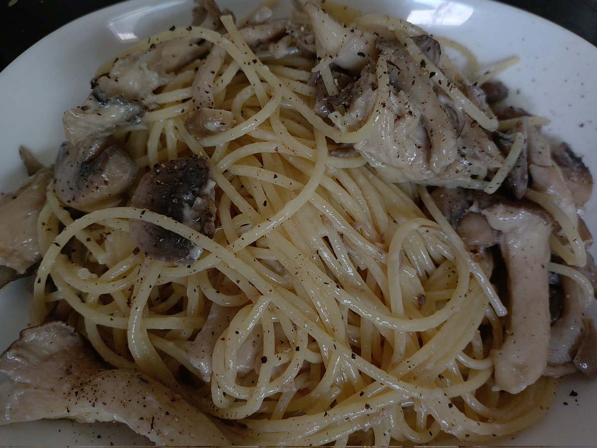 143sth's tweet photo. 久しぶりにきのこクリームパスタ
(ブナシメジ、マッシュルーム、えのき、舞茸、エリンギの豪華キャスト)
甘みがあってめちゃくちゃ美味い！！小倉シェフ式にバターと水少々生クリームも少なめでパルミジャーノ和えて完成👍
レモン汁かけたら尚美味そう🤤
#きのこクリームパスタ #パスタ #俺のパスタ道 https://t.co/ul669hfm5f