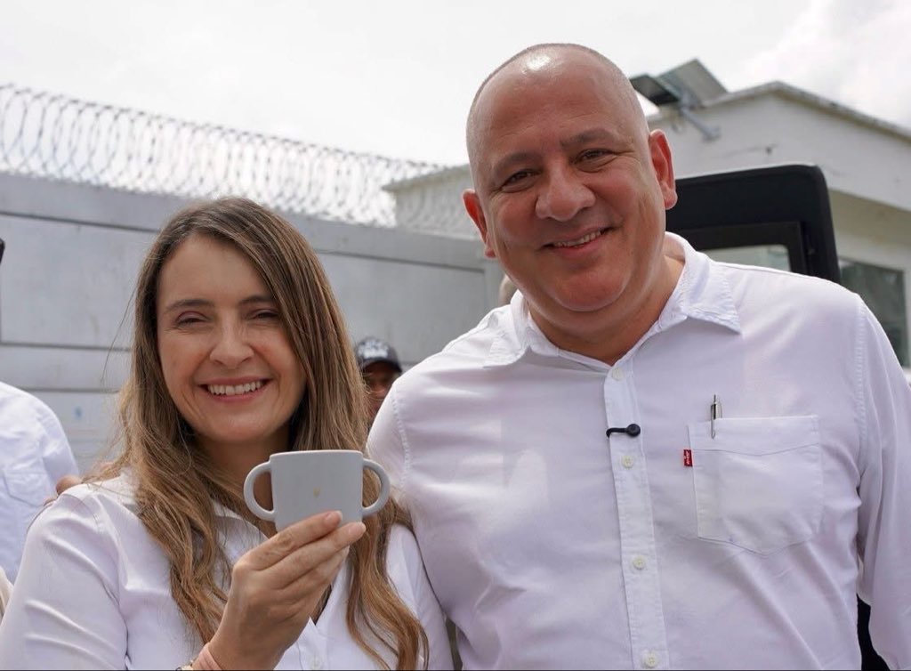 jesusbedoyar's tweet photo. Como en tantas conversaciones alrededor de un café, lo importante es escuchar.

Y hoy, Colombia se hace escuchar en las urnas con @PalomaValenciaL.

#VamosAGanar https://t.co/aCPbyHDTTo