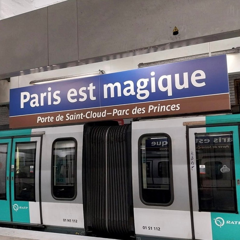 Footballogue's tweet photo. Le métro parisien fête lui aussi le back-to-back du PSG à sa façon ! 😁🚇

❌ Rue du Bac
✅ 𝗥𝗨𝗘 𝗗𝗨 𝗕𝗔𝗖𝗞𝟮𝗕𝗔𝗖𝗞

❌ Porte de Saint-Cloud
✅ 𝗣𝗔𝗥𝗜𝗦 𝗘𝗦𝗧 𝗠𝗔𝗚𝗜𝗤𝗨𝗘 https://t.co/rS3OJeHxMQ