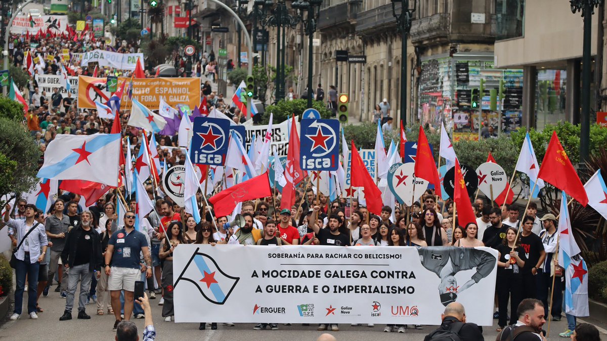 galizanova's tweet photo. Galiza non ten rei nin quere a súa maquinaria de guerra! ✊🔥

Milleiros de persoas enchimos onte as rúas de Vigo contra o militarismo, o españolismo e a monarquía. https://t.co/CS22kJ6rfk