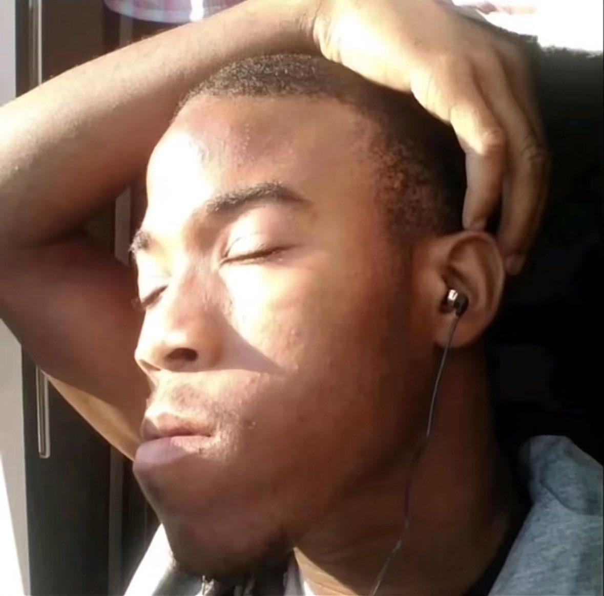 starboyyRR's tweet photo. @PopBase Why u worried bout a whole nother person meanwhile u look like this, people used to tell me hairline recedes but why is his whole face doing it, like how tf does Shamar outmugg yo ugly ass https://t.co/FuAY23GF14