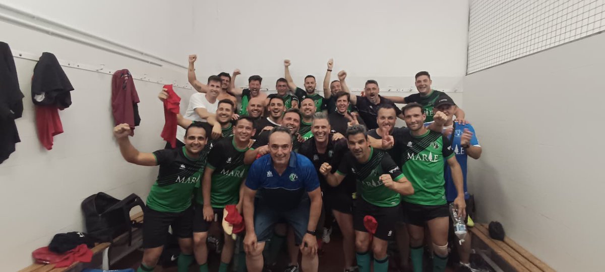 CdGevora's tweet photo. 🏆 𝐕𝐄𝐓𝐄𝐑𝐀𝐍𝐎𝐒 | ¡SOMOS CAMPEONES DE COPA!

🟰Empate (0-0) ante el #CerroReyes al término de los 90 minutos. 

⚽️ Josemi marcó el penalti decisivo que nos da el trofeo. 

👏🏻 ¡ENHORABUENAAAAA!

#ParteDeNuestrasVidas
#VeteranosCDG https://t.co/eabEMch94h