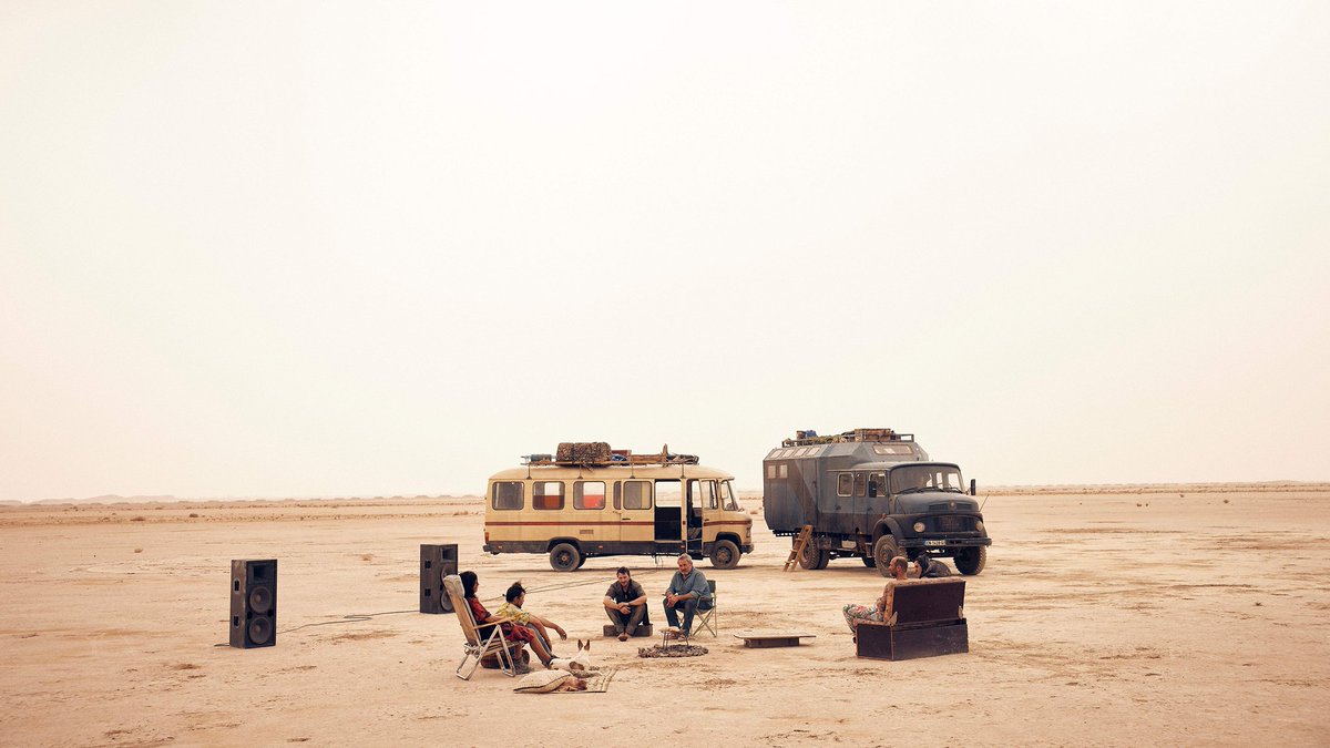 pherim's tweet photo. 『シラート』🇪🇸

MADMAX怒りのデスロード現代版のごとき旅が始まる。🏜️

天国と地獄を繋ぐ橋、Sirāt。その道は髪より細く剣より鋭い。

砂漠のレイヴ解散を命じた軍から逃れた一行に、娘を探す父子が加わる。底深い音響、全き絶景、想像を超える展開。巡礼の果て姿を顕す世界のリアルに、絶句する。🚐 https://t.co/VecC04Z8Tr