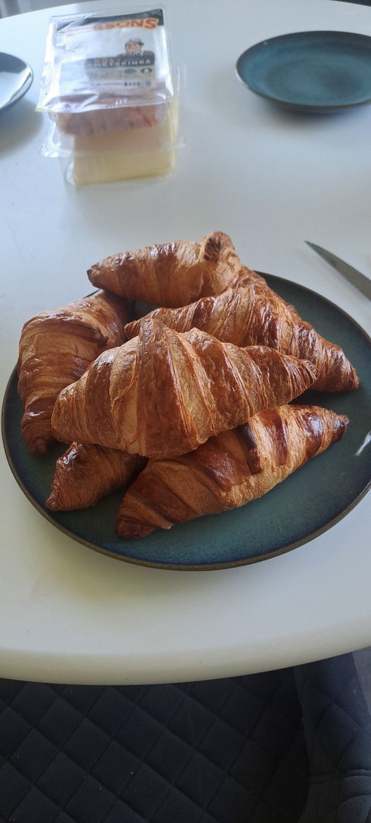 Davidadijkstra's tweet photo. Moederdag in Zweden.  Het is aan de meiden voorbij gegaan.  Dus ik regel de lunch dan wel zelf 🤪 https://t.co/Atsxb2Odbl