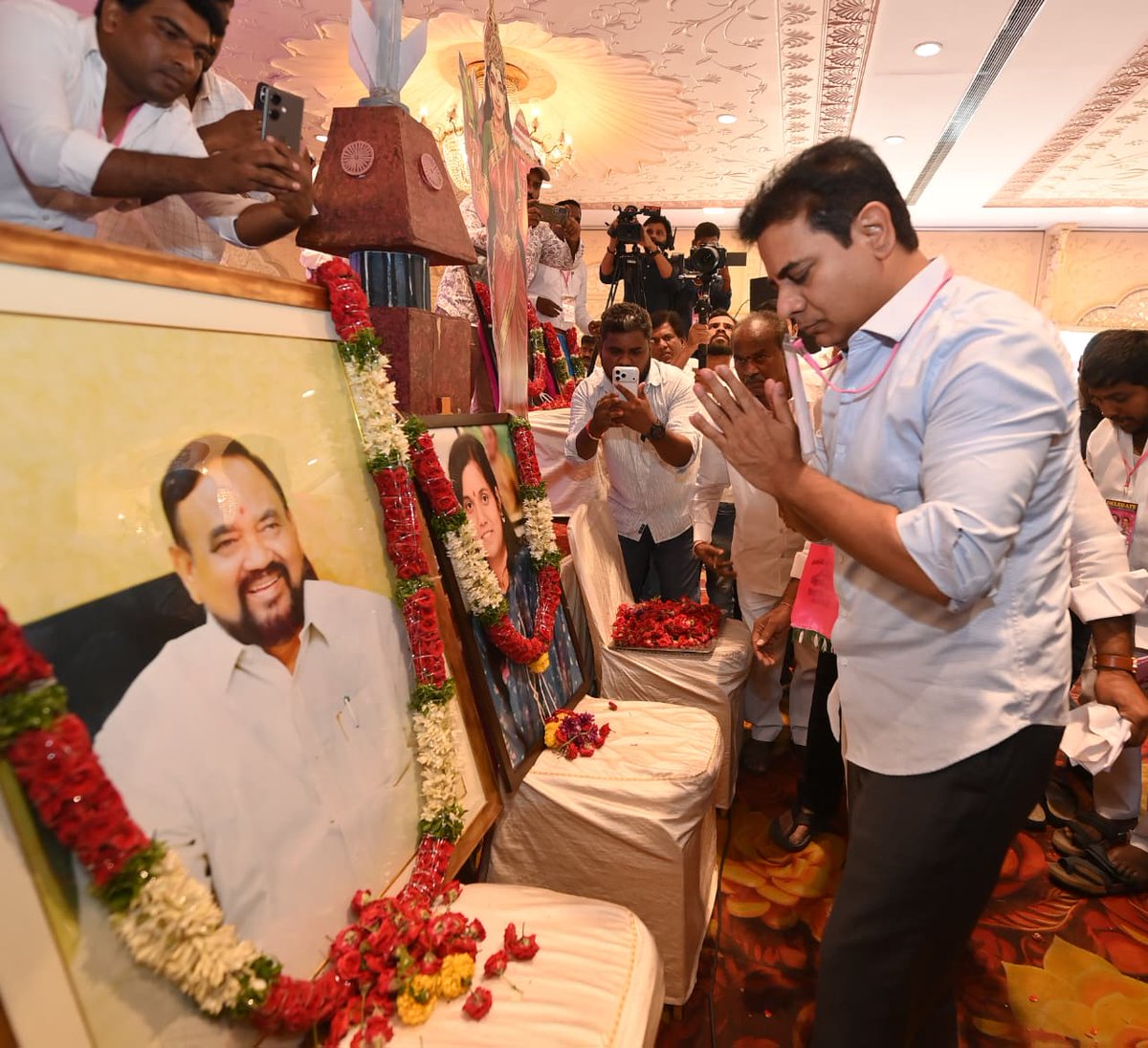 BRSparty's tweet photo. రేవంత్ రెడ్డికి దమ్ముంటే ఇచ్చిన 420 హామీలు అమలు చేశాకే ఎన్నికల్లో పోటీ చేస్తానని ప్రకటించాలి

- రేవంత్ రెడ్డికి బీఆర్ఎస్ వర్కింగ్ ప్రెసిడెంట్ @KTRBRS సవాల్ 🔥

♦️ రేవంత్ రెడ్డి రైతుల మోటార్లకు మీటర్లు పెడితే ఎన్నికల్లో పోటీ చేయనని చెప్పి మరోసారి అబద్ధాలు చెప్పే ప్రయత్నం చేస్తున్నాడు

♦️ డబుల్ బెడ్రూమ్ ఇండ్లు, ఇందిరమ్మ ఇండ్లు కట్టకుంటే ఎన్నికల్లో పోటీ చేయం, మోటార్లకు మీటర్లు పెట్టకుం���ే పోటీ చేయం అన్న సవాళ్లు కాకుండా, 420 హామీలు, ఆరు గ్యారెంటీలు అమలు చేయకుంటే పోటీ చేయమని ప్రకటించాలి

♦️ రేవంత్ రెడ్డి ప్రతిపక్షంలో ఉన్నప్పుడు రైతన్నలకు కేవలం 3 గంటల కరెంట్ ఇస్తే సరిపోతుందని చెప్పిండు

♦️ సరిగ్గా అధికారంలోకి వచ్చిన తర్వాత దాన్ని ఆచరణలోకి తీసుకువచ్చేందుకే రైతు డిస్కం ఏర్పాటు చేస్తోంది ఈ కాంగ్రెస్

♦️ 24 గంటల ఉచిత కరెంట్‌ను ఎగ్గొట్టేందుకు ఈ ప్రత్యేక రైతు డిస్కం

♦�� కేసీఆర్ గుర్తులు చెరిపేస్తానన్న రేవంత్ రెడ్డి, చివరికి రైతన్నలకు ఇచ్చే 24 గంటల కరెంట్‌ను కూడా ఆపే కుట్ర చేస్తున్నారు

♦️ రేవంత్ రెడ్డి చెప్పింది చేయడని, ఇచ్చిన హామీలు నెరవేర్చడనే విషయం తెలంగాణ ప్రజలకు ��ర్థమైంది

రేవంత్ రెడ్డికి దమ్ముంటే ఇచ్చిన 420 హామీలు అమలు చేస్తేనే ఎన్నికల్లో పోటీ చేస్తానని ప్రకటించాలని బీఆర్ఎస్ వర్కింగ్ ప్రెసిడెంట్ కేటీఆర్ సవాల్ విసిరారు. కేవలం రైతులకున్న ఉచిత కరెంట్‌ను పూర్తిగా రద్దు చేసేందుకే ప్రత్యేకంగా రైతు డిస్కం తీసుకొస్తున్నారని కేటీఆర్ అన్నారు.

నిన్న ముఖ్యమంత్రి రైతుల మోటార్లకు మీటర్లు పెడితే ఎన్నికల్లో పోటీ చేయనని చెప్పి మరోసారి అబద్ధాలు ��ెప్పే ప్రయత్నం చేస్తున్నాడని కేటీఆర్ ఆరోపించారు. ఇదే రేవంత్ రెడ్డి ప్రతిపక్షంలో ఉన్నప్పుడు రైతన్నలకు కేవలం 3 గంటల కరెంట్ ఇస్తే సరిపోతుందని చెప్పి, సరిగ్గా అధికారంలోకి వచ్చిన తర్వాత దాన్ని ఆచరణలోకి తీసుకువచ్చేందుకే రైతన్నలకు ఉచిత కరెంట్ విద్యుత్ సరఫరాను ఆపేందుకే రైతు డిస్కం ఏర్పాటు చేస్తున్నాడని ఆరోపించారు.

కేవలం రైతన్నలకున్న 24 గంటల ఉచిత కరెంట్‌ను ఎగ్గొట్టేందుకే ఈ ప్రత్య���క రైతు డిస్కం అని కేటీఆర్ అన్నారు. దేశంలో ఎక్కడా లేని విధంగా కేసీఆర్ గారు ప్రారంభించిన ఉచిత విద్యుత్‌ను రైతన్నలకు అందకుండా చేసేందుకు కాంగ్రెస్ కుట్ర చేస్తుందన్నారు. కానీ లోపల ఇంతటి దారుణమైన రైతు వ్యతిరేక కుట్రను దాచుకొని, పైకి మాత్రం ఉచిత కరెంట్ కోసమే ప్రత్యేక రైతు డిస్కం తీసుకువస్తున్నామని రేవంత్ రెడ్డి అబద్ధాలు చెప్తున్నారన్నారు.

నేతి బీరకాయలో నెయ్యి ఎంత ఉందో, రేవంత్ రెడ్డికి రైతుల మీద అంతే ప్రేమ ఉందన్నారు. రేవంత్ రెడ్డి 'రైతు డిస్కం' అంటే రైతన్న మెడకు ఉరి పెట్టినట్టేనన్నారు. రైతు డిస్కం ద్వారా ఉచిత కరెంట్‌ను పూర్తిగా రద్దు చేయడమే లక్ష్యంగా పెట్టుకున్నారన్నారు. తెలంగాణ రైతన్నలపై జరుగుతున్న ఈ కుట్రను నగరంలో ఉన్న తెలంగాణ పౌరులు కూడా వ్యతిరేకించి వారికి అండగా నిలవ��లసిన అవసరం ఉందన్నారు.

రేవంత్ రెడ్డి చెప్పింది చేయడని, ఇచ్చిన హామీలు నెరవేర్చడనే విషయం తెలంగాణ ప్రజలకు అర్థమైందని కేటీఆర్ అన్నారు. అందుకే ఈరోజు రైతు డిస్కం పైన రేవంత్ రెడ్డి చెప్తున్న మాటలు అన్నీ ముమ్మాటికీ అబద్ధాలేనన్నారు. ఆయన ఎన్నికల్లో ఇచ్చిన ఏ ఒక్క హామీని అమలు పరచకుండా, తెలంగాణలోని అన్ని వర్గాలను మోసం చేసిన విషయాన్ని ప్రజలు, రైతన్నలు గుర్తుంచుకోవాలన్నారు.

తెలంగాణ రాష్ట���రం ఏర్పడే నాటికి 60 ఏళ్ల కాంగ్రెస్ పాలనలో ఉన్న కరెంట్ కోతలను పూర్తిగా తీర్చేలా చేసింది కేసీఆర్ కాదా అని కేటీఆర్ ప్రశ్నించారు. తెలంగాణ రాష్ట్రం ఏర్పడకముందు హైదరాబాద్ నగరంలో, తెలంగాణ వ్యాప్తంగా ఎక్కడపడితే అక్కడ కరెంట్ కోతలు ఎంత తీవ్రంగా ఉండేవో గుర్తు చేసుకోవాలని కేటీఆర్ అన్నారు.

కరెంట్ కోసం రైతన్నలతో పాటు చివరికి పారిశ్రామికవేత్తలు కూడా పరిశ్రమలకు హాలిడేలు ప్రకటించి, పరిశ్ర���లు బంద్ పెట్టుకున్న పరిస్థితిని మర్చిపోవద్దన్నారు. అంతటి దుస్థితి నుంచి కేసీఆర్ గారు ముఖ్యమంత్రి అయిన ఆరు నెలల్లోనే 65 సంవత్సరాల కాంగ్రెస్ పార్టీ చేయని పనిని చేసి, 24 గంటల కరెంట్ రాష్ట్రానికి అందించిన నాయకుడు ముమ్మాటికీ కేసీఆర్ అన్నారు. 79 ఏళ్ల స్వాతంత్ర భారతదేశ చరిత్రలో వ్యవసాయానికి ఉచితంగా 24 గంటల విద్యుత్ ఇచ్చిన నాయకుడు కేసీఆర్ అని అన్నారు. కానీ కేసీఆర్ గుర్తులు చెరిపేస్తానన్న రేవంత్ రెడ్డి, చివరికి రైతన్నలకు ఇచ్చే 24 గంటల కరెంట్‌ను కూడా ఆపే కుట్ర చేస్తున్నారన్నారు.

ఈరోజు కేటీఆర్ కంటోన్మెంట్ నియోజకవర్గ ముఖ్య కార్యకర్తల సమావేశంలో పాల్గొన్నారు. ఈ సందర్భంగా హైదరాబాద్ నగరానికి కాంగ్రెస్ పార్టీ రెండున్నర సంవత్సరాల్లో ఎలాంటి అభివృద్ధి చేయలేదని ఆరోపించారు. కంటోన్మ��ంట్ ఉప ఎన్నికల సందర్భంగా పొంగులేటి లాంటి మంత్రులు వచ్చి 6,000 ఇండ్లు కంటోన్మెంట్‌కు ఇస్తామని చెప్పిన మాటను గుర్తు చేస్తూ, రెండున్నర సంవత్సరాలు పూర్తయిన తర్వాత కనీసం ఒక్క ఇంటిని కూడా కంటోన్మెంట్‌కు, హైదరాబాద్ నగర ప్రజలకు ఇవ్వలేదన్నారు.

గత బీఆర్ఎస్ ప్రభుత్వ హయాంలో, కేసీఆర్ గారి నాయకత్వంలో హైదరాబాద్ నగరానికి అద్భుతమైన ఫ్లైఓవర్లు, అండర్‌పాస్‌లు, బ్రిడ్జ్‌లు, 20,000 లీటర్ల ఉచిత తాగునీరు, లక్ష డబుల్ బెడ్రూమ్ ఇండ్లు, జీవో 58, 59 ద్వారా పేద ప్రజలకు ప్రభుత్వ భూములను అందించిన ఘనత ముమ్మాటికీ కేసీఆర్‌దే అన్నారు.

కానీ కాంగ్రెస్ వచ్చిన తర్వాత పేదల ఇండ్లపై పడి 'హైడ్రా' భూతంతో వేలాదిమంది ఇండ్లను కూలగొడుతోంది కాంగ్రెస్ ప్రభుత్వం అన్నారు. కంటోన్మెంట్‌లో ఉన్న రక్షణ శాఖ భూములు ఇస్తే, అటు కరీంనగర్ వైపు, నిజామాబాద్ వైపు స్కైవేలు నిర్మాణం చేస్తామని పదులసార్లు కేంద్ర ప్రభుత్వానికి విజ్ఞప్తులు చేసినా ఏనాడూ స్పందించలేదన్నారు. చివరికి అప్పటి ప్రభుత్వ ఒత్తిడి మొన్న ఫలించిందని కేటీఆర్ అన్నారు.

దీంతోపాటు కంటోన్మెంట్ నియోజకవర్గంలో ఆర్మీ అధికారులు అడ్డగోలుగా రోడ్లను ఎప్పటికప్పుడు బంద్ చేస్తే, కేంద్రం దృష్టికి తీసుకెళ్లి ప్రజల సమస్యలు తీర్చామని గుర్తు చేశారు. హైదరాబాద్ నగరానికి అప్పటి ప్రభుత్వం చేసిన అభ��వృద్ధిని గుర్తుంచుకొని అన్ని సీట్లలో బీఆర్ఎస్‌ను గెలిపించారని కేటీఆర్ గుర్తుచేశారు. కాంగ్రెస్ అనే దరిద్రాన్ని దేశం మొత్తం తిరస్కరిస్తే… తెలంగాణలో ఆ దరిద్రం తిరిగి వచ్చిందన్నారు.

ఈరోజు జరిగిన సమావేశంలో స్పెషల్ ఇంటెన్సివ్ రివిజన్‌పై పార్టీ కార్యకర్తలకు దిశానిర్దేశం చేశారు. కంటోన్మెంట్ నియోజకవర్గంలో బహుముఖ పోటీ ఉన్నప్పటికీ, ఇప్పటికిప్పుడు ఎన్నికలు లేవు కాబట్టి అందరూ కల��సికట్టుగా కాంగ్రెస్ ప్రభుత్వానికి వ్యతిరేకంగా పోరాటాలు చేసి, ప్రజలకు అండగా నిలవాలని సూచించారు. 

ఈ కార్యక్రమంలో మాజీ మంత్రి, ఎమ్మెల్యే తలసాని శ్రీనివాస్ యాదవ్‌, ఎమ్మెల్సీ ��ంబీపూర్ రాజు, బీఆర్ఎస్ సీనియర్ నాయకురాలు నివేదిత, మాజీ కార్పొరేషన్ చైర్మన్లు మన్నె క్రిశాంక్, గజ్జల నగేష్ తదితరులు పాల్గొన్నారు.