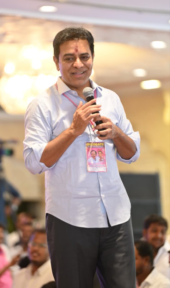 BRSparty's tweet photo. రేవంత్ రెడ్డికి దమ్ముంటే ఇచ్చిన 420 హామీలు అమలు చేశాకే ఎన్నికల్లో పోటీ చేస్తానని ప్రకటించాలి

- రేవంత్ రెడ్డికి బీఆర్ఎస్ వర్కింగ్ ప్రెసిడెంట్ @KTRBRS సవాల్ 🔥

♦️ రేవంత్ రెడ్డి రైతుల మోటార్లకు మీటర్లు పెడితే ఎన్నికల్లో పోటీ చేయనని చెప్పి మరోసారి అబద్ధాలు చెప్పే ప్రయత్నం చేస్తున్నాడు

♦️ డబుల్ బెడ్రూమ్ ఇండ్లు, ఇందిరమ్మ ఇండ్లు కట్టకుంటే ఎన్నికల్లో పోటీ చేయం, మోటార్లకు మీటర్లు పెట్టకుం���ే పోటీ చేయం అన్న సవాళ్లు కాకుండా, 420 హామీలు, ఆరు గ్యారెంటీలు అమలు చేయకుంటే పోటీ చేయమని ప్రకటించాలి

♦️ రేవంత్ రెడ్డి ప్రతిపక్షంలో ఉన్నప్పుడు రైతన్నలకు కేవలం 3 గంటల కరెంట్ ఇస్తే సరిపోతుందని చెప్పిండు

♦️ సరిగ్గా అధికారంలోకి వచ్చిన తర్వాత దాన్ని ఆచరణలోకి తీసుకువచ్చేందుకే రైతు డిస్కం ఏర్పాటు చేస్తోంది ఈ కాంగ్రెస్

♦️ 24 గంటల ఉచిత కరెంట్‌ను ఎగ్గొట్టేందుకు ఈ ప్రత్యేక రైతు డిస్కం

♦�� కేసీఆర్ గుర్తులు చెరిపేస్తానన్న రేవంత్ రెడ్డి, చివరికి రైతన్నలకు ఇచ్చే 24 గంటల కరెంట్‌ను కూడా ఆపే కుట్ర చేస్తున్నారు

♦️ రేవంత్ రెడ్డి చెప్పింది చేయడని, ఇచ్చిన హామీలు నెరవేర్చడనే విషయం తెలంగాణ ప్రజలకు ��ర్థమైంది

రేవంత్ రెడ్డికి దమ్ముంటే ఇచ్చిన 420 హామీలు అమలు చేస్తేనే ఎన్నికల్లో పోటీ చేస్తానని ప్రకటించాలని బీఆర్ఎస్ వర్కింగ్ ప్రెసిడెంట్ కేటీఆర్ సవాల్ విసిరారు. కేవలం రైతులకున్న ఉచిత కరెంట్‌ను పూర్తిగా రద్దు చేసేందుకే ప్రత్యేకంగా రైతు డిస్కం తీసుకొస్తున్నారని కేటీఆర్ అన్నారు.

నిన్న ముఖ్యమంత్రి రైతుల మోటార్లకు మీటర్లు పెడితే ఎన్నికల్లో పోటీ చేయనని చెప్పి మరోసారి అబద్ధాలు ��ెప్పే ప్రయత్నం చేస్తున్నాడని కేటీఆర్ ఆరోపించారు. ఇదే రేవంత్ రెడ్డి ప్రతిపక్షంలో ఉన్నప్పుడు రైతన్నలకు కేవలం 3 గంటల కరెంట్ ఇస్తే సరిపోతుందని చెప్పి, సరిగ్గా అధికారంలోకి వచ్చిన తర్వాత దాన్ని ఆచరణలోకి తీసుకువచ్చేందుకే రైతన్నలకు ఉచిత కరెంట్ విద్యుత్ సరఫరాను ఆపేందుకే రైతు డిస్కం ఏర్పాటు చేస్తున్నాడని ఆరోపించారు.

కేవలం రైతన్నలకున్న 24 గంటల ఉచిత కరెంట్‌ను ఎగ్గొట్టేందుకే ఈ ప్రత్య���క రైతు డిస్కం అని కేటీఆర్ అన్నారు. దేశంలో ఎక్కడా లేని విధంగా కేసీఆర్ గారు ప్రారంభించిన ఉచిత విద్యుత్‌ను రైతన్నలకు అందకుండా చేసేందుకు కాంగ్రెస్ కుట్ర చేస్తుందన్నారు. కానీ లోపల ఇంతటి దారుణమైన రైతు వ్యతిరేక కుట్రను దాచుకొని, పైకి మాత్రం ఉచిత కరెంట్ కోసమే ప్రత్యేక రైతు డిస్కం తీసుకువస్తున్నామని రేవంత్ రెడ్డి అబద్ధాలు చెప్తున్నారన్నారు.

నేతి బీరకాయలో నెయ్యి ఎంత ఉందో, రేవంత్ రెడ్డికి రైతుల మీద అంతే ప్రేమ ఉందన్నారు. రేవంత్ రెడ్డి 'రైతు డిస్కం' అంటే రైతన్న మెడకు ఉరి పెట్టినట్టేనన్నారు. రైతు డిస్కం ద్వారా ఉచిత కరెంట్‌ను పూర్తిగా రద్దు చేయడమే లక్ష్యంగా పెట్టుకున్నారన్నారు. తెలంగాణ రైతన్నలపై జరుగుతున్న ఈ కుట్రను నగరంలో ఉన్న తెలంగాణ పౌరులు కూడా వ్యతిరేకించి వారికి అండగా నిలవ��లసిన అవసరం ఉందన్నారు.

రేవంత్ రెడ్డి చెప్పింది చేయడని, ఇచ్చిన హామీలు నెరవేర్చడనే విషయం తెలంగాణ ప్రజలకు అర్థమైందని కేటీఆర్ అన్నారు. అందుకే ఈరోజు రైతు డిస్కం పైన రేవంత్ రెడ్డి చెప్తున్న మాటలు అన్నీ ముమ్మాటికీ అబద్ధాలేనన్నారు. ఆయన ఎన్నికల్లో ఇచ్చిన ఏ ఒక్క హామీని అమలు పరచకుండా, తెలంగాణలోని అన్ని వర్గాలను మోసం చేసిన విషయాన్ని ప్రజలు, రైతన్నలు గుర్తుంచుకోవాలన్నారు.

తెలంగాణ రాష్ట���రం ఏర్పడే నాటికి 60 ఏళ్ల కాంగ్రెస్ పాలనలో ఉన్న కరెంట్ కోతలను పూర్తిగా తీర్చేలా చేసింది కేసీఆర్ కాదా అని కేటీఆర్ ప్రశ్నించారు. తెలంగాణ రాష్ట్రం ఏర్పడకముందు హైదరాబాద్ నగరంలో, తెలంగాణ వ్యాప్తంగా ఎక్కడపడితే అక్కడ కరెంట్ కోతలు ఎంత తీవ్రంగా ఉండేవో గుర్తు చేసుకోవాలని కేటీఆర్ అన్నారు.

కరెంట్ కోసం రైతన్నలతో పాటు చివరికి పారిశ్రామికవేత్తలు కూడా పరిశ్రమలకు హాలిడేలు ప్రకటించి, పరిశ్ర���లు బంద్ పెట్టుకున్న పరిస్థితిని మర్చిపోవద్దన్నారు. అంతటి దుస్థితి నుంచి కేసీఆర్ గారు ముఖ్యమంత్రి అయిన ఆరు నెలల్లోనే 65 సంవత్సరాల కాంగ్రెస్ పార్టీ చేయని పనిని చేసి, 24 గంటల కరెంట్ రాష్ట్రానికి అందించిన నాయకుడు ముమ్మాటికీ కేసీఆర్ అన్నారు. 79 ఏళ్ల స్వాతంత్ర భారతదేశ చరిత్రలో వ్యవసాయానికి ఉచితంగా 24 గంటల విద్యుత్ ఇచ్చిన నాయకుడు కేసీఆర్ అని అన్నారు. కానీ కేసీఆర్ గుర్తులు చెరిపేస్తానన్న రేవంత్ రెడ్డి, చివరికి రైతన్నలకు ఇచ్చే 24 గంటల కరెంట్‌ను కూడా ఆపే కుట్ర చేస్తున్నారన్నారు.

ఈరోజు కేటీఆర్ కంటోన్మెంట్ నియోజకవర్గ ముఖ్య కార్యకర్తల సమావేశంలో పాల్గొన్నారు. ఈ సందర్భంగా హైదరాబాద్ నగరానికి కాంగ్రెస్ పార్టీ రెండున్నర సంవత్సరాల్లో ఎలాంటి అభివృద్ధి చేయలేదని ఆరోపించారు. కంటోన్మ��ంట్ ఉప ఎన్నికల సందర్భంగా పొంగులేటి లాంటి మంత్రులు వచ్చి 6,000 ఇండ్లు కంటోన్మెంట్‌కు ఇస్తామని చెప్పిన మాటను గుర్తు చేస్తూ, రెండున్నర సంవత్సరాలు పూర్తయిన తర్వాత కనీసం ఒక్క ఇంటిని కూడా కంటోన్మెంట్‌కు, హైదరాబాద్ నగర ప్రజలకు ఇవ్వలేదన్నారు.

గత బీఆర్ఎస్ ప్రభుత్వ హయాంలో, కేసీఆర్ గారి నాయకత్వంలో హైదరాబాద్ నగరానికి అద్భుతమైన ఫ్లైఓవర్లు, అండర్‌పాస్‌లు, బ్రిడ్జ్‌లు, 20,000 లీటర్ల ఉచిత తాగునీరు, లక్ష డబుల్ బెడ్రూమ్ ఇండ్లు, జీవో 58, 59 ద్వారా పేద ప్రజలకు ప్రభుత్వ భూములను అందించిన ఘనత ముమ్మాటికీ కేసీఆర్‌దే అన్నారు.

కానీ కాంగ్రెస్ వచ్చిన తర్వాత పేదల ఇండ్లపై పడి 'హైడ్రా' భూతంతో వేలాదిమంది ఇండ్లను కూలగొడుతోంది కాంగ్రెస్ ప్రభుత్వం అన్నారు. కంటోన్మెంట్‌లో ఉన్న రక్షణ శాఖ భూములు ఇస్తే, అటు కరీంనగర్ వైపు, నిజామాబాద్ వైపు స్కైవేలు నిర్మాణం చేస్తామని పదులసార్లు కేంద్ర ప్రభుత్వానికి విజ్ఞప్తులు చేసినా ఏనాడూ స్పందించలేదన్నారు. చివరికి అప్పటి ప్రభుత్వ ఒత్తిడి మొన్న ఫలించిందని కేటీఆర్ అన్నారు.

దీంతోపాటు కంటోన్మెంట్ నియోజకవర్గంలో ఆర్మీ అధికారులు అడ్డగోలుగా రోడ్లను ఎప్పటికప్పుడు బంద్ చేస్తే, కేంద్రం దృష్టికి తీసుకెళ్లి ప్రజల సమస్యలు తీర్చామని గుర్తు చేశారు. హైదరాబాద్ నగరానికి అప్పటి ప్రభుత్వం చేసిన అభ��వృద్ధిని గుర్తుంచుకొని అన్ని సీట్లలో బీఆర్ఎస్‌ను గెలిపించారని కేటీఆర్ గుర్తుచేశారు. కాంగ్రెస్ అనే దరిద్రాన్ని దేశం మొత్తం తిరస్కరిస్తే… తెలంగాణలో ఆ దరిద్రం తిరిగి వచ్చిందన్నారు.

ఈరోజు జరిగిన సమావేశంలో స్పెషల్ ఇంటెన్సివ్ రివిజన్‌పై పార్టీ కార్యకర్తలకు దిశానిర్దేశం చేశారు. కంటోన్మెంట్ నియోజకవర్గంలో బహుముఖ పోటీ ఉన్నప్పటికీ, ఇప్పటికిప్పుడు ఎన్నికలు లేవు కాబట్టి అందరూ కల��సికట్టుగా కాంగ్రెస్ ప్రభుత్వానికి వ్యతిరేకంగా పోరాటాలు చేసి, ప్రజలకు అండగా నిలవాలని సూచించారు. 

ఈ కార్యక్రమంలో మాజీ మంత్రి, ఎమ్మెల్యే తలసాని శ్రీనివాస్ యాదవ్‌, ఎమ్మెల్సీ ��ంబీపూర్ రాజు, బీఆర్ఎస్ సీనియర్ నాయకురాలు నివేదిత, మాజీ కార్పొరేషన్ చైర్మన్లు మన్నె క్రిశాంక్, గజ్జల నగేష్ తదితరులు పాల్గొన్నారు.