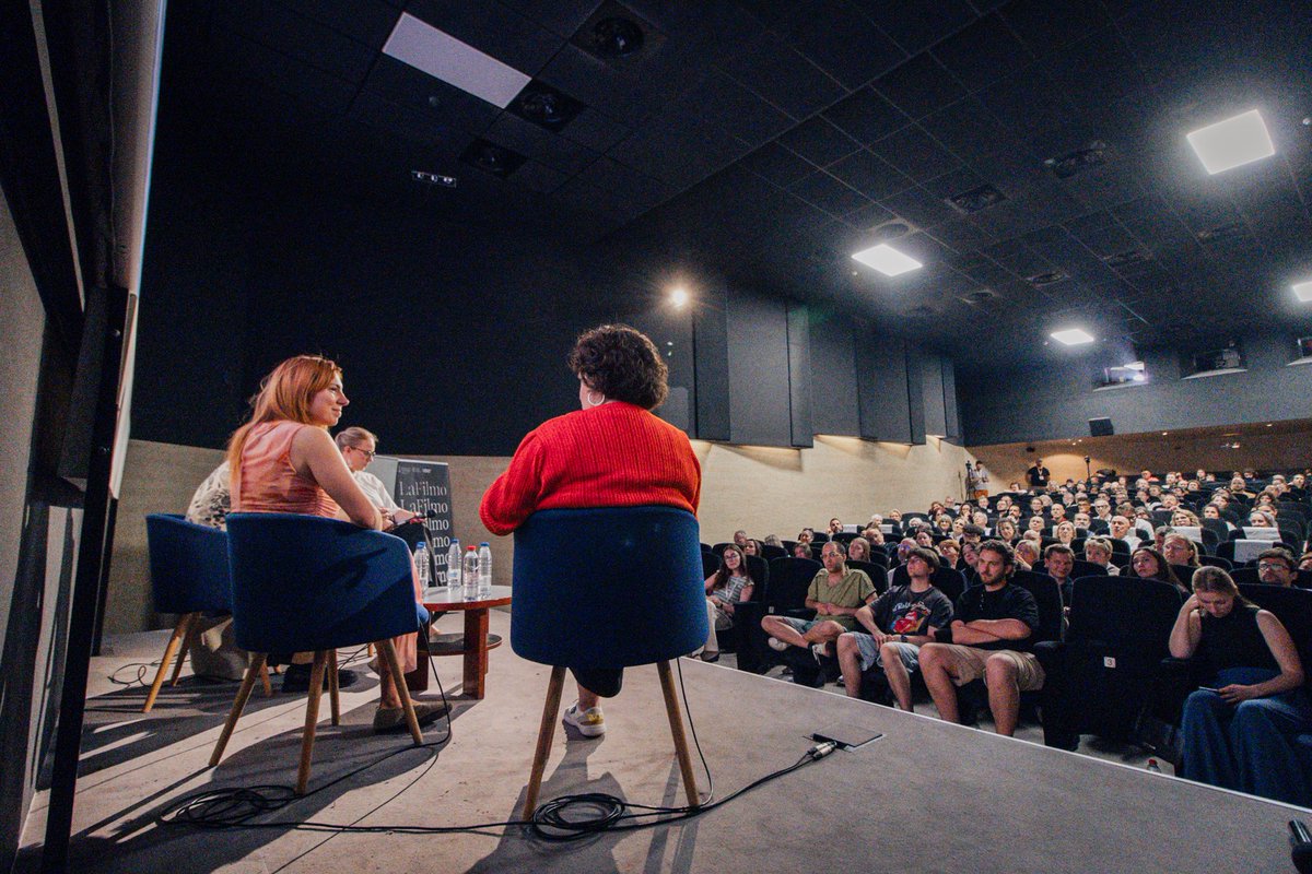 HumansFest's tweet photo. Hem donat inici al cicle ‘Drets de la infància i la joventut’ en el marc de l’Humans Fest de la millor forma possible! Amb una sala plena fins als topalls i un col·loqui únic sobre ‘Mr Nobody Against Putin’, amb Pavel Talankin i Katya Kize. https://t.co/nPDOo6pzeL