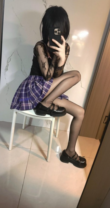 honoka_anan20's tweet photo. 足長いように見えますが実は身長が140㎝代しかないんです、、 https://t.co/QqSye1TZdV