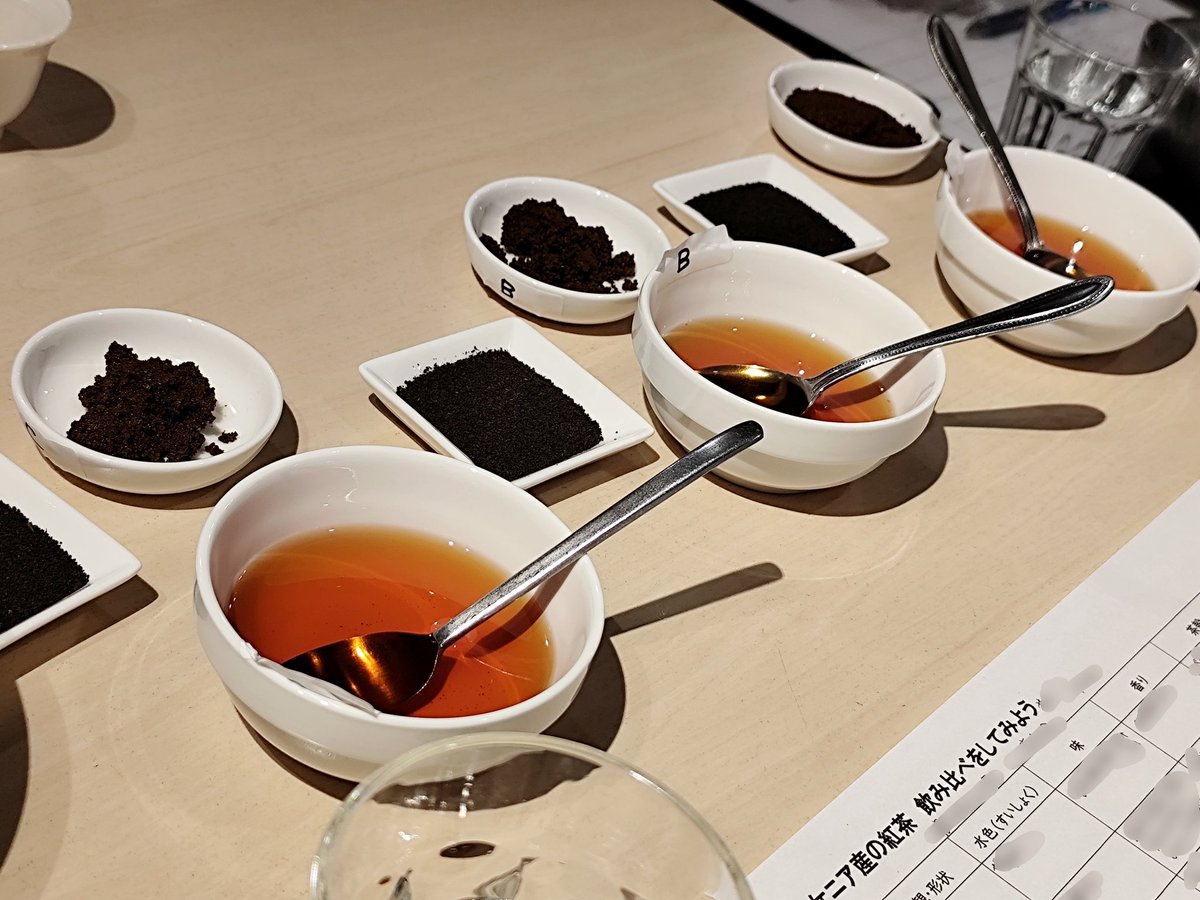 yaggine_koubou's tweet photo. 昨日 @cafeikkA さんで参加した、ケニア紅茶飲み比べの会☕

同じケニア産でも、香りの強さや色、味わいなど、違いを探っていくのが楽しかった！
大衆舌なので、おいしい紅茶が見極められるよう、味覚を鍛えたい…。

ケニア布のスカートとバッグは、元気になれる色💙💚 https://t.co/nC9NugACuW