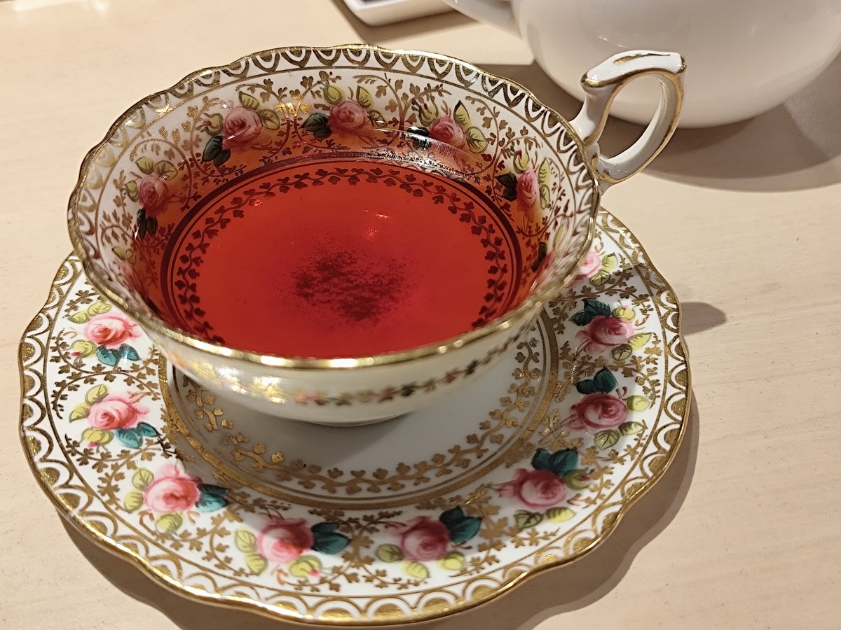 yaggine_koubou's tweet photo. 昨日 @cafeikkA さんで参加した、ケニア紅茶飲み比べの会☕

同じケニア産でも、香りの強さや色、味わいなど、違いを探っていくのが楽しかった！
大衆舌なので、おいしい紅茶が見極められるよう、味覚を鍛えたい…。

ケニア布のスカートとバッグは、元気になれる色💙💚 https://t.co/nC9NugACuW