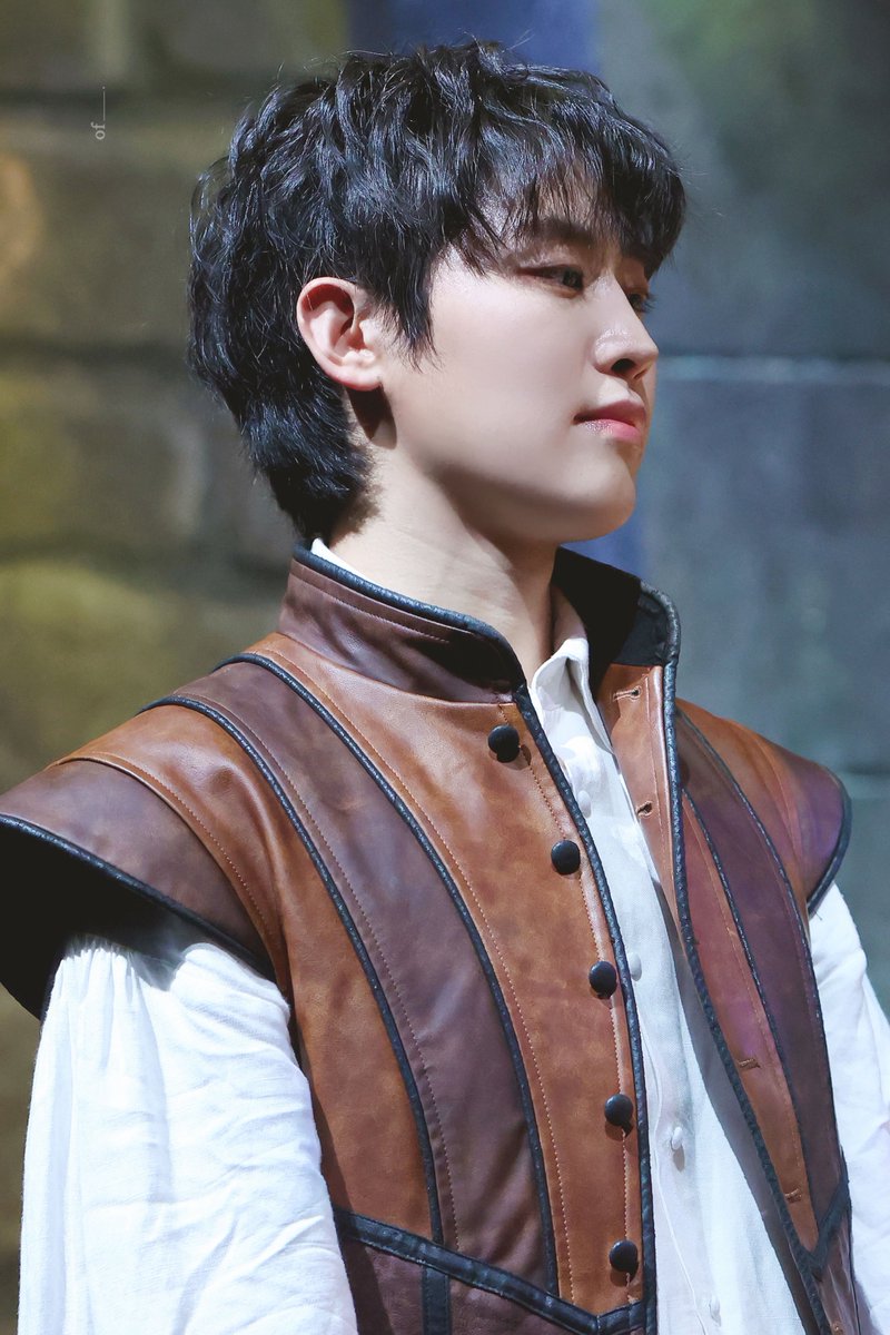 pic_of____'s tweet photo. 20260118 엘시노어
버나르도 役 | #김경록

어떤 보초병 진짜 대박 잘 생겼던 거 아는사람!
ㄴ나 https://t.co/QuMPOAESb7