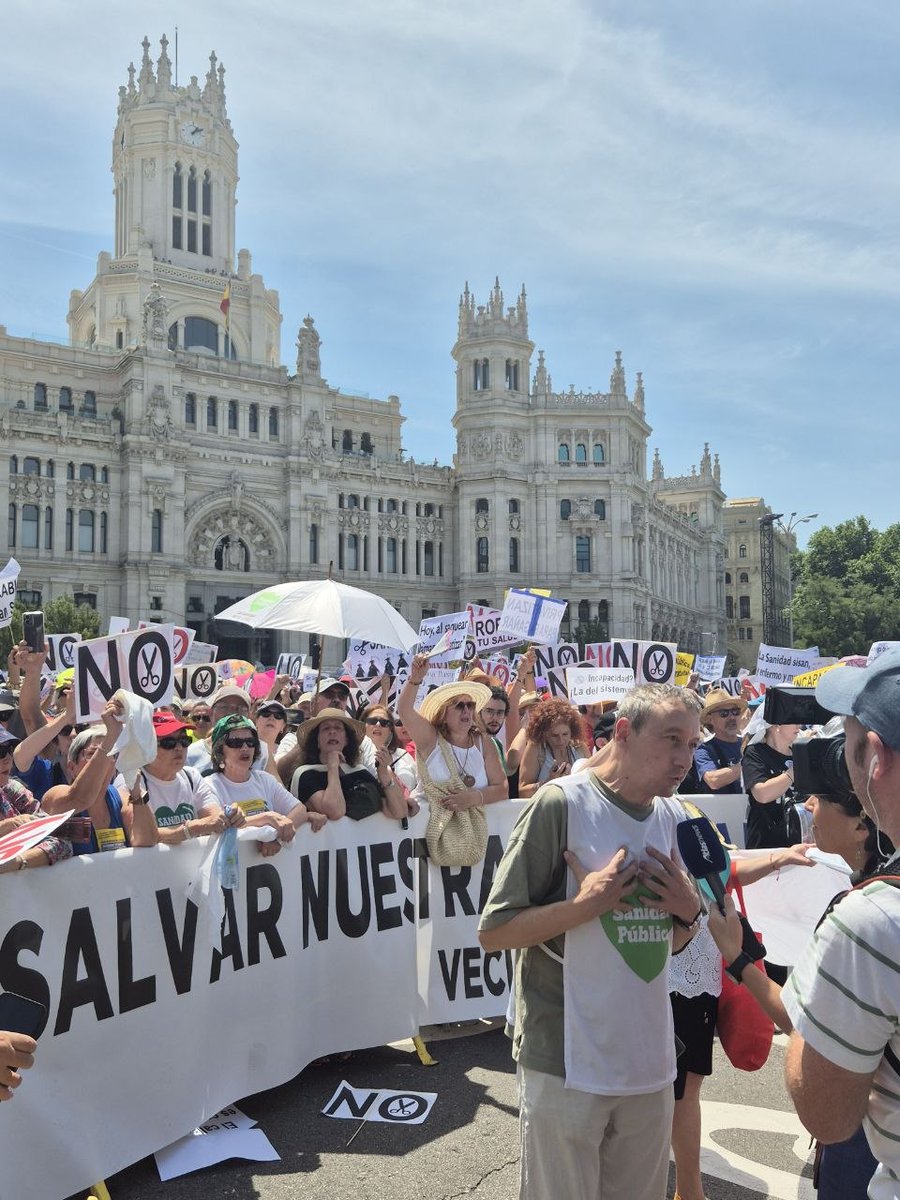 VecinasSanidad's tweet photo. Más de 100.000 personas hemos llenado las calles de Madrid con grito unánime: salvar la sanidad pública es salvarnos a todas y todos. 

Seguimos. https://t.co/DYltr3esOi