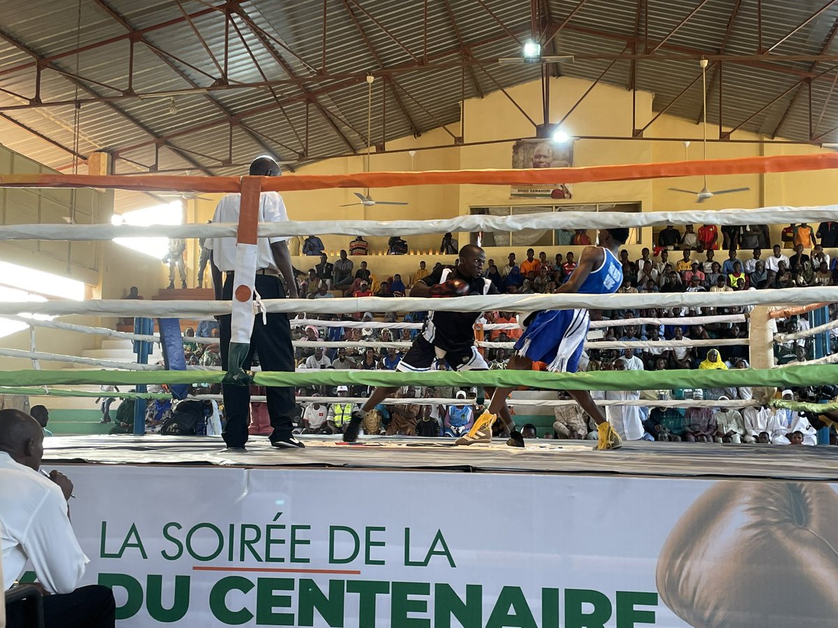 CMInglehearn's tweet photo. Un tout premier match de boxe pour moi et c’était au Niger 🇳🇪  - « le Tournoi des ceintures »!! @UKinNiger https://t.co/pRf56XOT1R