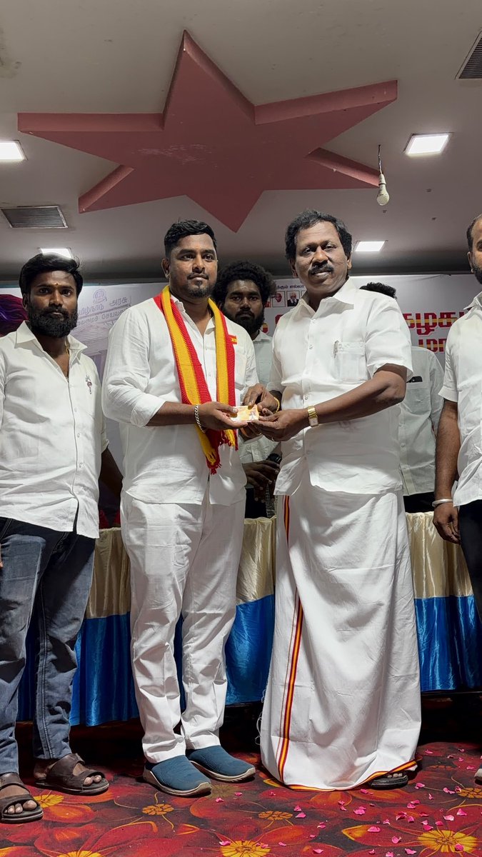 ManojGunasekar3's tweet photo. இன்று தமிழக வெற்றிக் கழகத்தின் 
கும்மிடிப்பூண்டி சட்டமன்ற உறுப்பினர் அண்ணன் திரு. S. விஜயகுமார்  அவர்களின் முன்னிலையில், எனது தலைமையில் மாற்று கட்சிகளில் இருந்து விலகி 100-க்கும் மேற்பட்ட இளைஞர்கள் தங்களை தமிழக வெற்றிக் கழகத்தில் இணைத்துக் கொண்டனர்! 

#tvk #Gummidipoondi https://t.co/Hhy6DgPy1g