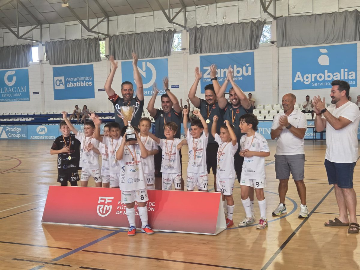 ffrm_es's tweet photo. 🏆 #CopaPrebenjamín | 🥳 ¡El @CFS_Pinatar, CAMPEÓN de la Copa Prebenjamín de fútbol sala 👏!

📝 El conjunto pinatarense ha vencido a @JimbeeCartagena en la final prebenjamín celebrada en el Pabellón Príncipe de Asturias de San Pedro.

🫂 ¡Felicidades a los dos equipos por el precioso partido que nos habéis brindado 🙌!
