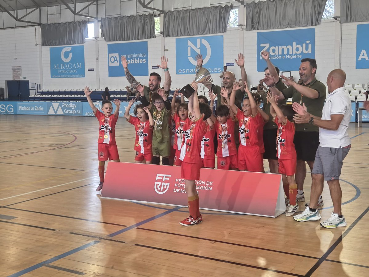 ffrm_es's tweet photo. 🏆 #CopaPrebenjamín | 🥳 ¡El @CFS_Pinatar, CAMPEÓN de la Copa Prebenjamín de fútbol sala 👏!

📝 El conjunto pinatarense ha vencido a @JimbeeCartagena en la final prebenjamín celebrada en el Pabellón Príncipe de Asturias de San Pedro.

🫂 ¡Felicidades a los dos equipos por el precioso partido que nos habéis brindado 🙌!