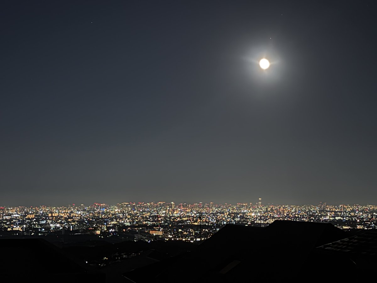 four__real's tweet photo. ハルカスと満月🌕 https://t.co/SDWEoaVL1k