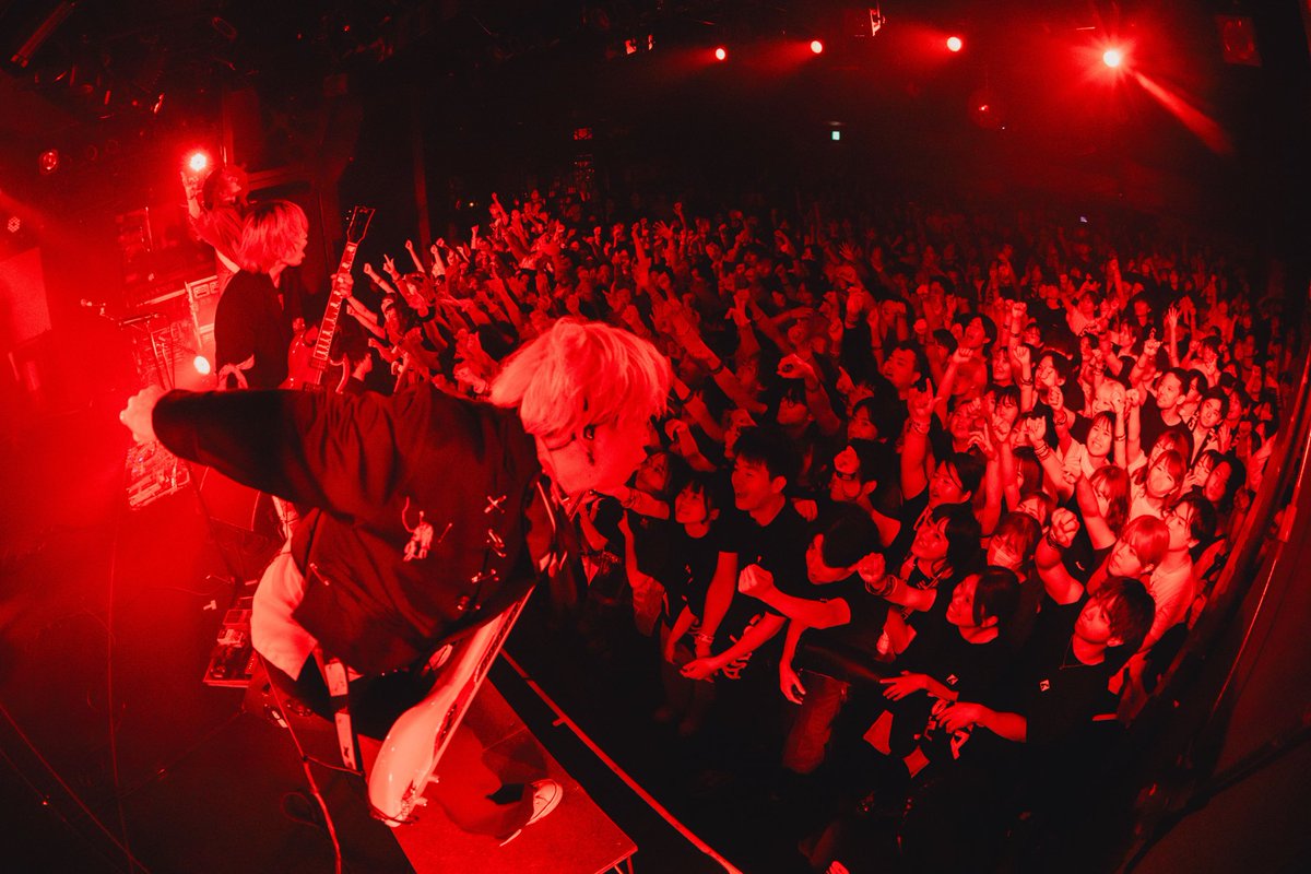 ArakezuriShiga's tweet photo. 5/31 名古屋CLUB QUATTRO
" ENSEMBLE" リリース記念
全国ワンマンツアー 「讃歌斉唱」

ファイナルシリーズ名古屋編、満員御礼。
俺たちに火をつけてくれた名古屋の最大キャパワンマン、一緒に挑戦できてよかった！
会いに来てくれてありがとう！

Photo by @ideta0907 https://t.co/dfDbzAu4WQ