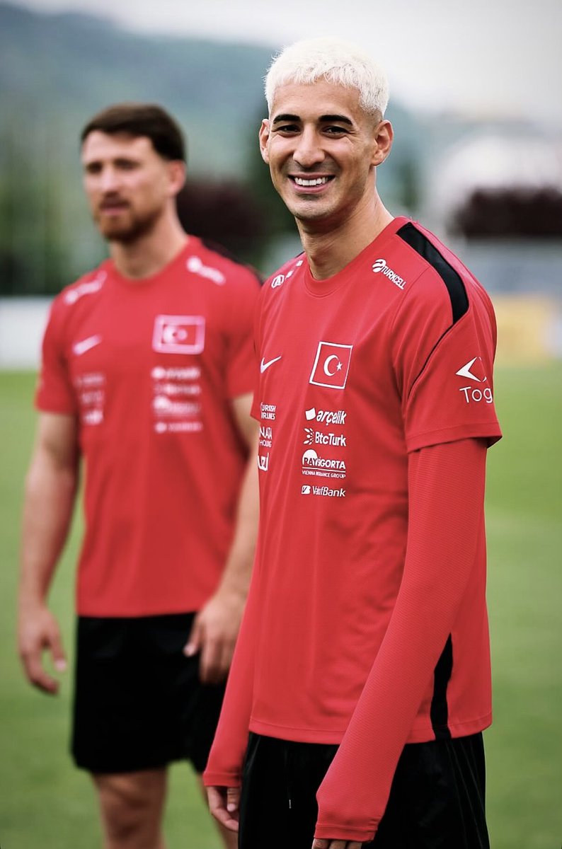 bbosports's tweet photo. Mert Müldür, gelen tepkiler sonrası saç rengini sarı olarak kullanma kararı aldı. https://t.co/4YCromABab