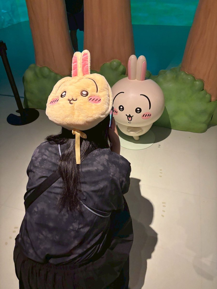 _honoka_08's tweet photo. 先日友人と念願のちいかわパークに行ってきました〜！
可愛いが溢れてて終始ニコニコだったしリアクション大きすぎて、「お姉さん達のリアクション嬉しいです」って色んなとこで言われた😂

1枚目はモモンガに突撃される私
2枚目はうさぎを必死に撮るうさぎ(私)

 #ちいかわパーク https://t.co/PkDJtTkXop