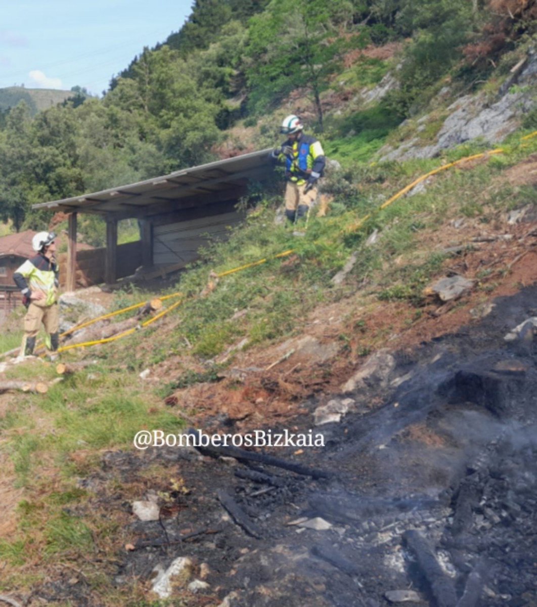 BomberosBizkaia's tweet photo. Imágenes incendio matorrales y residuos poda extinguido en #Markina
Markinan amatatutako sasi sutearen irudiak 
#Suhiltzaileak #Bomberos https://t.co/zYZ1e3Od8a
