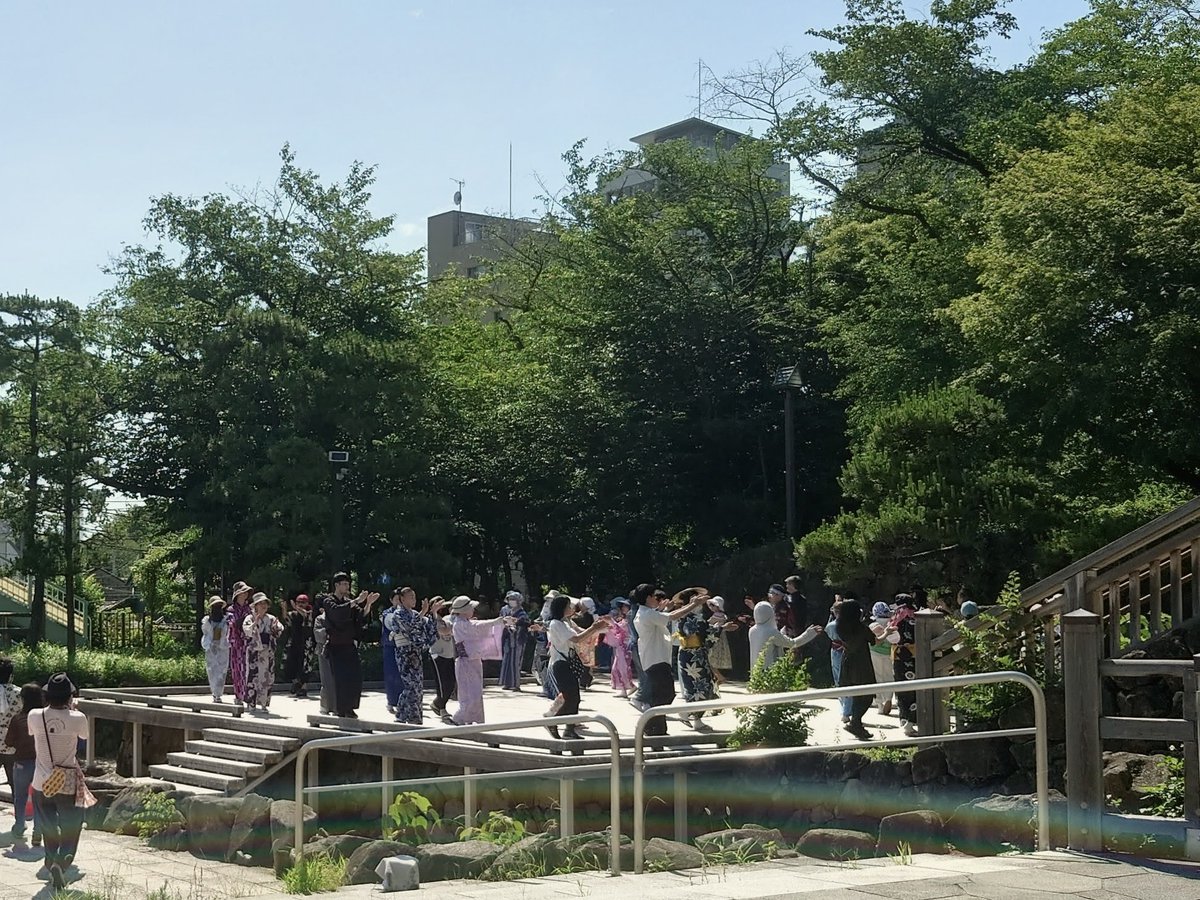FFleurs's tweet photo. WSでお世話になっている厚澄会さんのオフ会で飛鳥山公園へ
夏を肌で感じました。ヒリヒリして痛い🤕
知り合いの方でも完全防備で人相が分からないのはちょっと面白かったです♪
終了後に別会場へハシゴするつもりが京浜東北線で寝過ごして目覚めたの大船駅…もう移動時の電車では絶対に座らない！ https://t.co/QXy0wKSVID